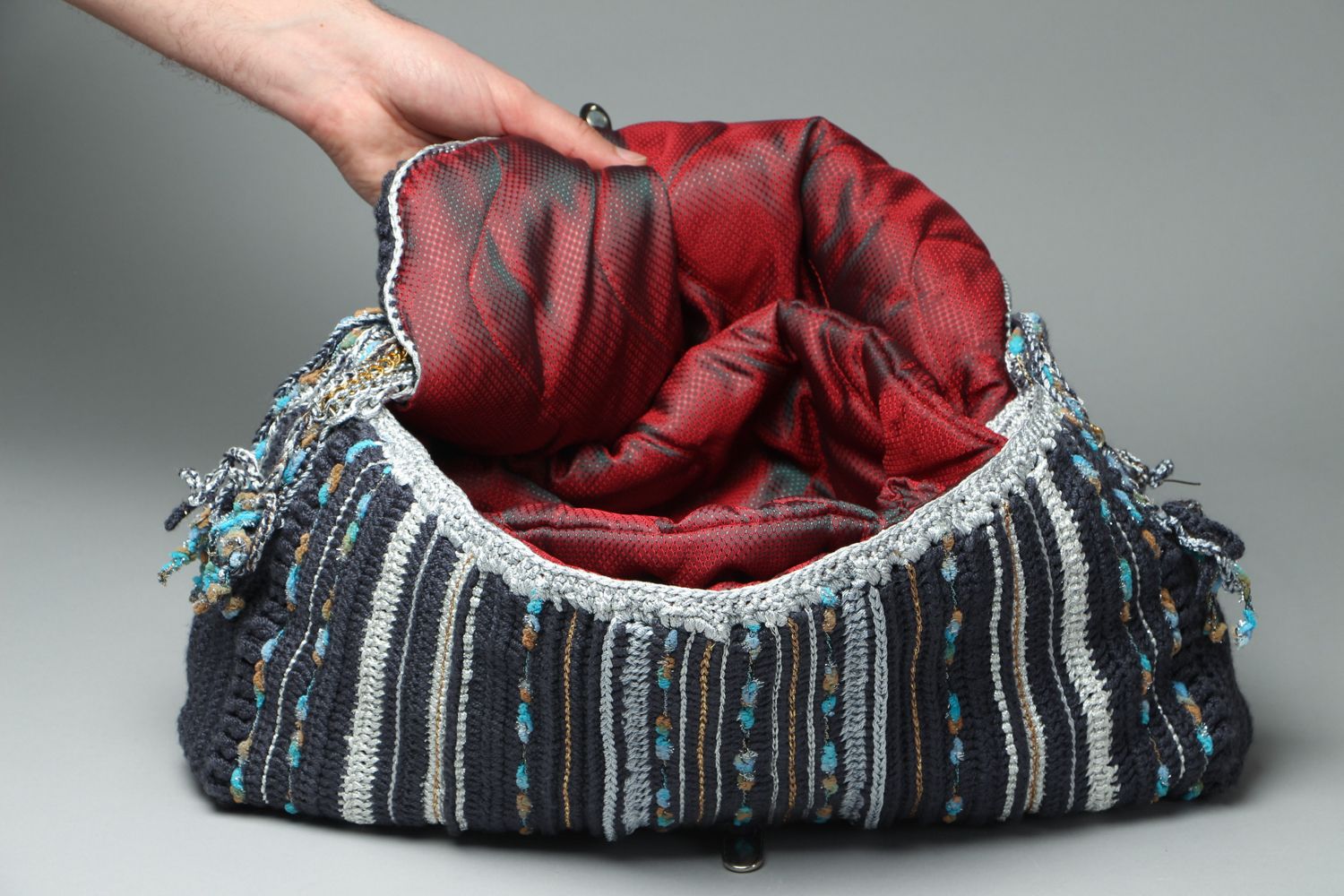 Borsa bella a maglia fatta a mano accessorio vivace e originale da donna
 foto 3