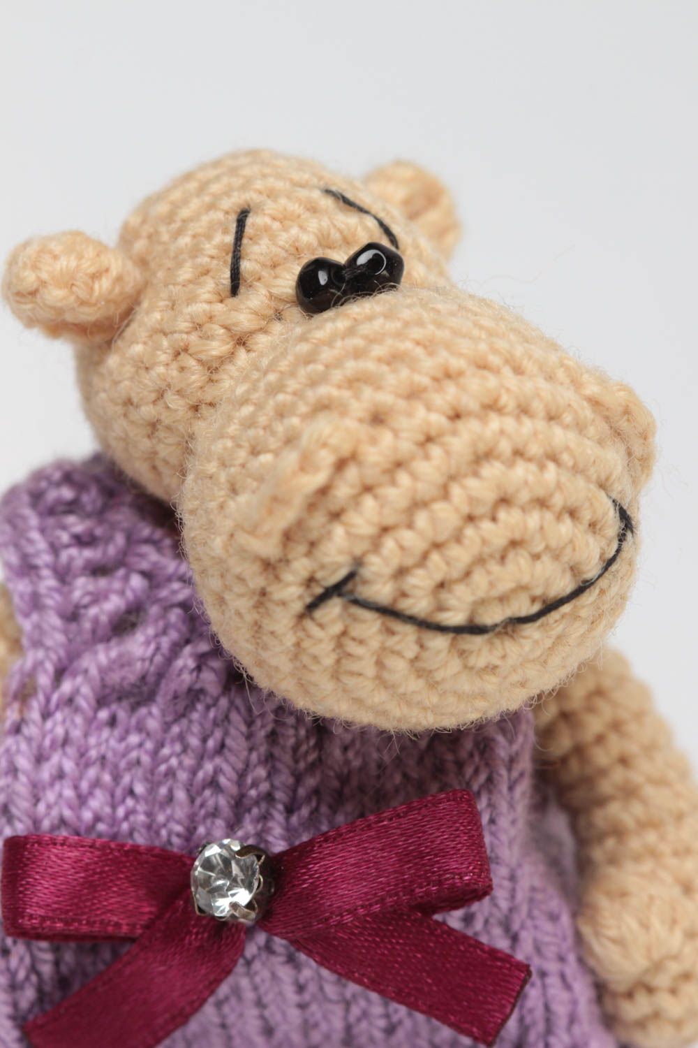 Peluche hippo faite main tricotée au crochet fils acryliques en robe mauve photo 3