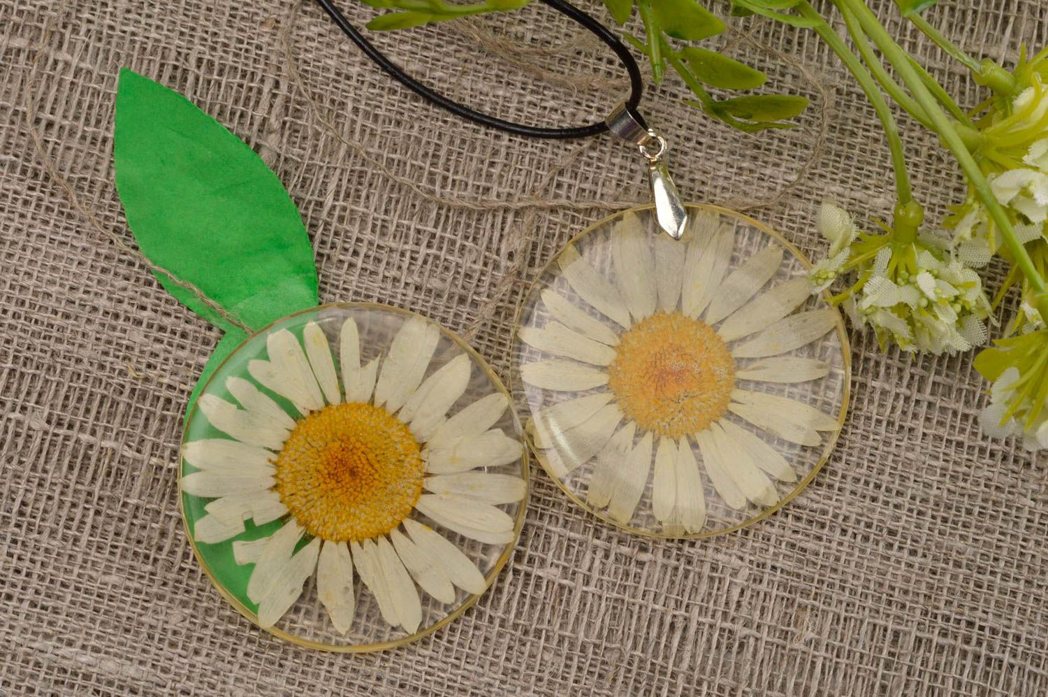 Epoxy resin jewelry handmade botanic brooch botanic pendant with dry flowers photo 1