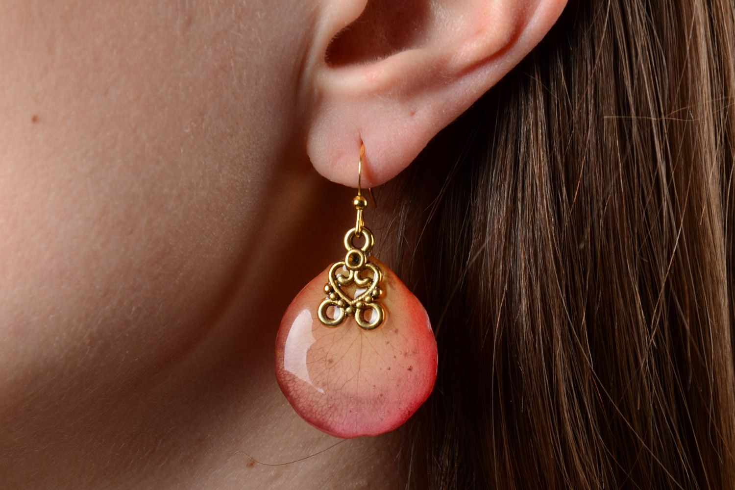 Boucles d'oreilles artisanales pendantes avec pétales résine époxy faites main photo 5