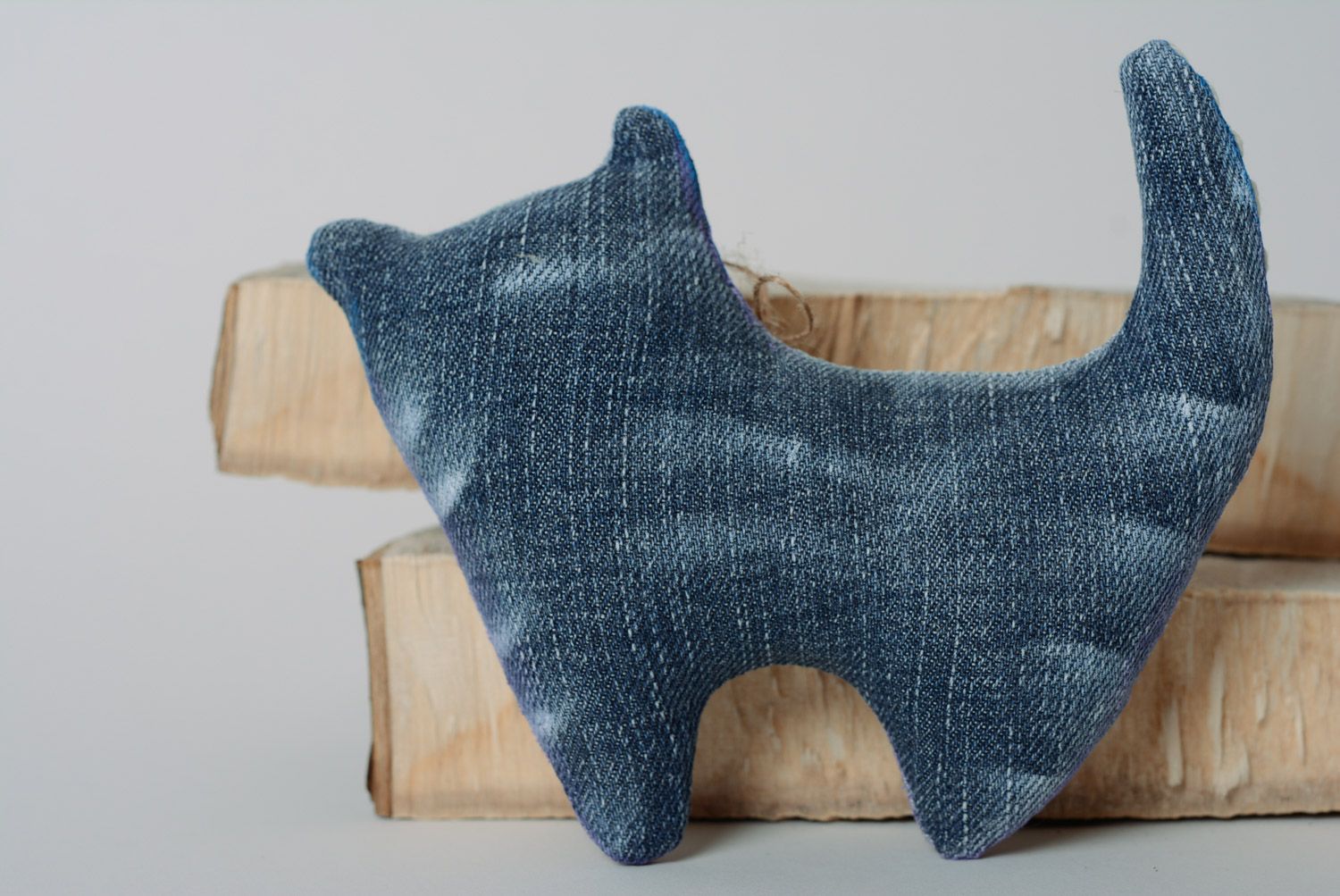 Синяя авторская игрушка из джинса для декора расписная в виде кота ручной работы  фото 4