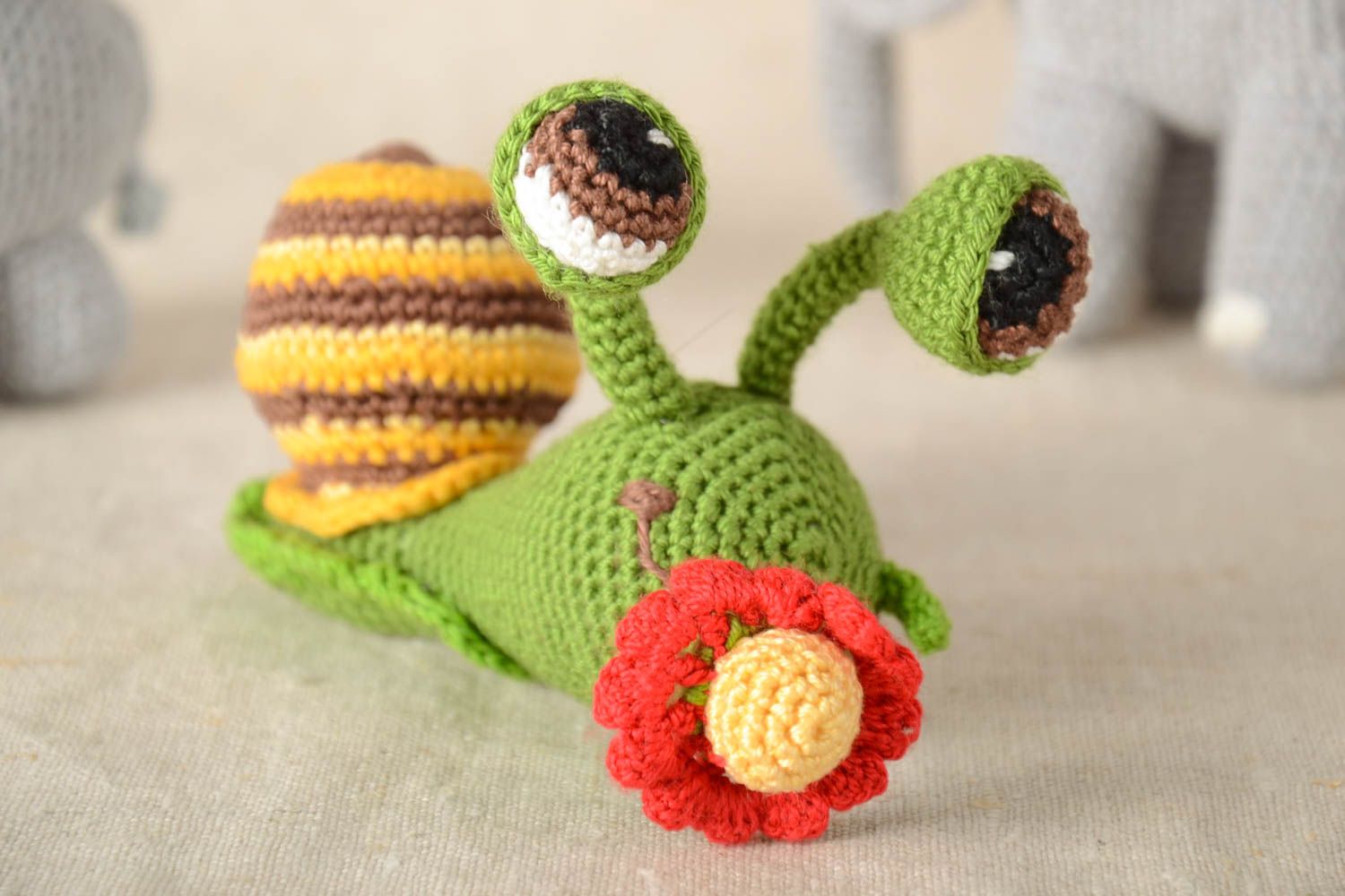 Jouet tricoté Peluche escargot fait main vert avec fleur Cadeau enfant en coton photo 1