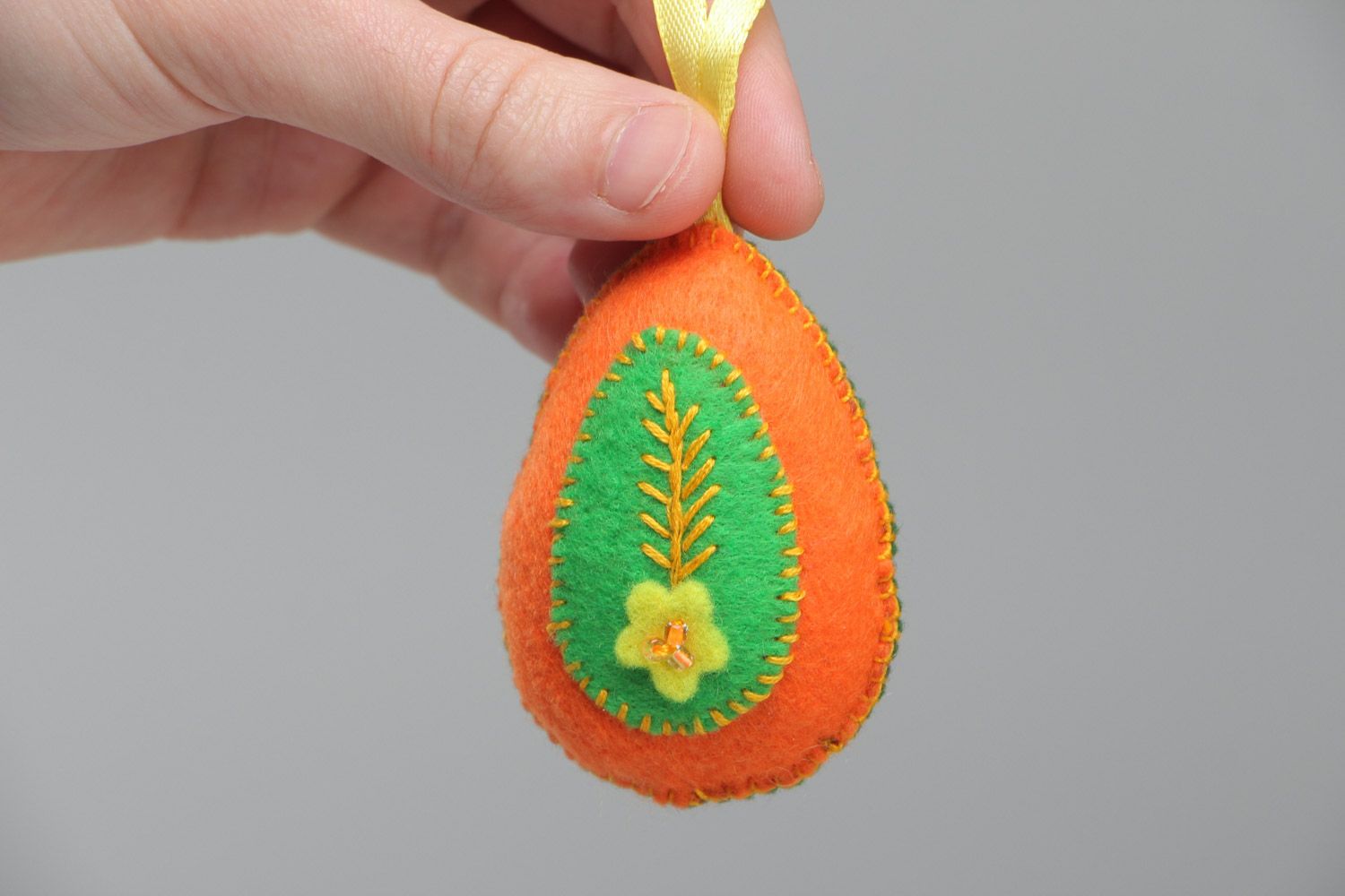 Orangefarbiger handmade Interieur Anhänger aus Filz in Form des Ostereies foto 5