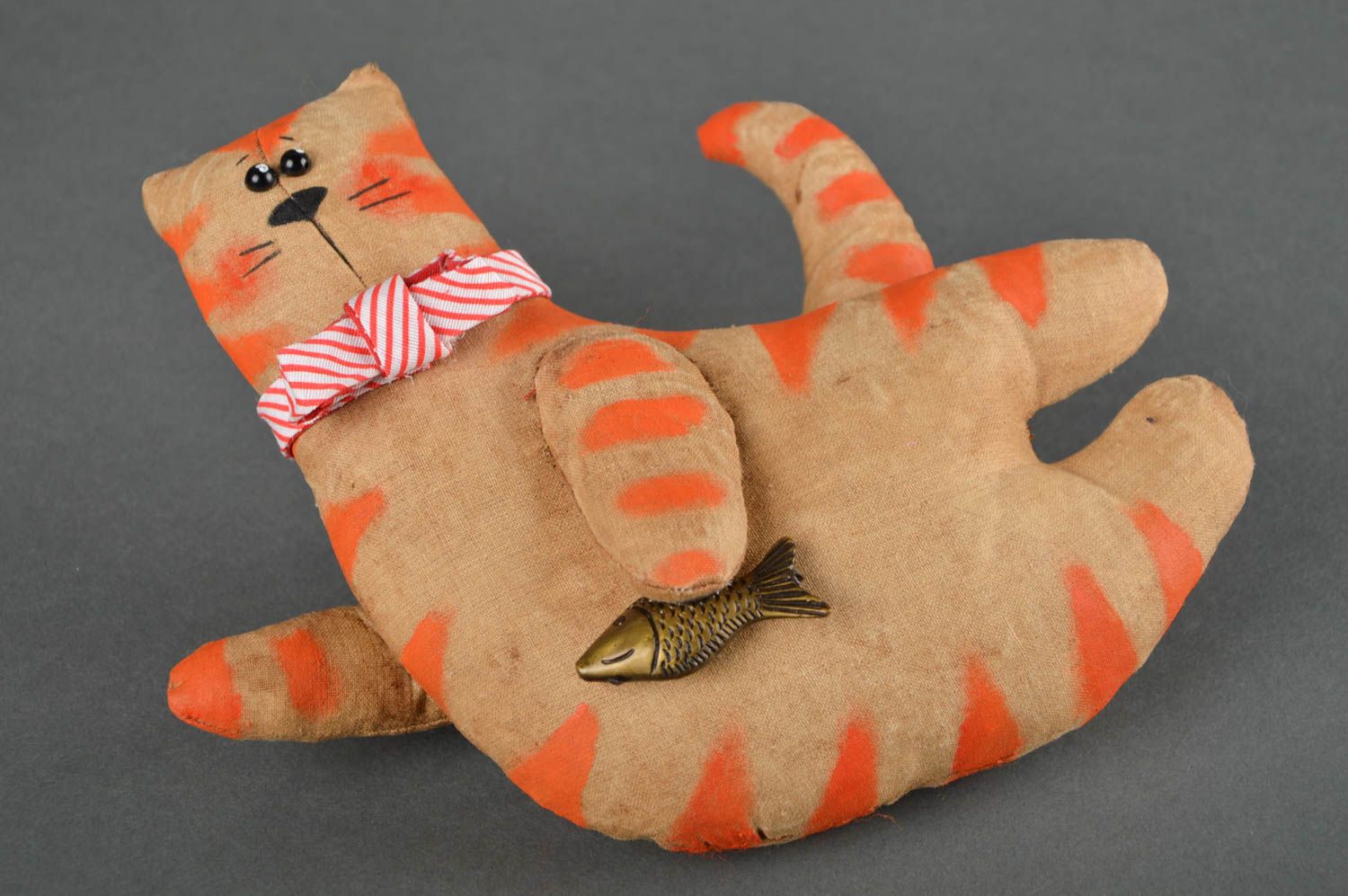 Peluche chat avec poisson Jouet fait main tissu coton Décoration maison photo 3