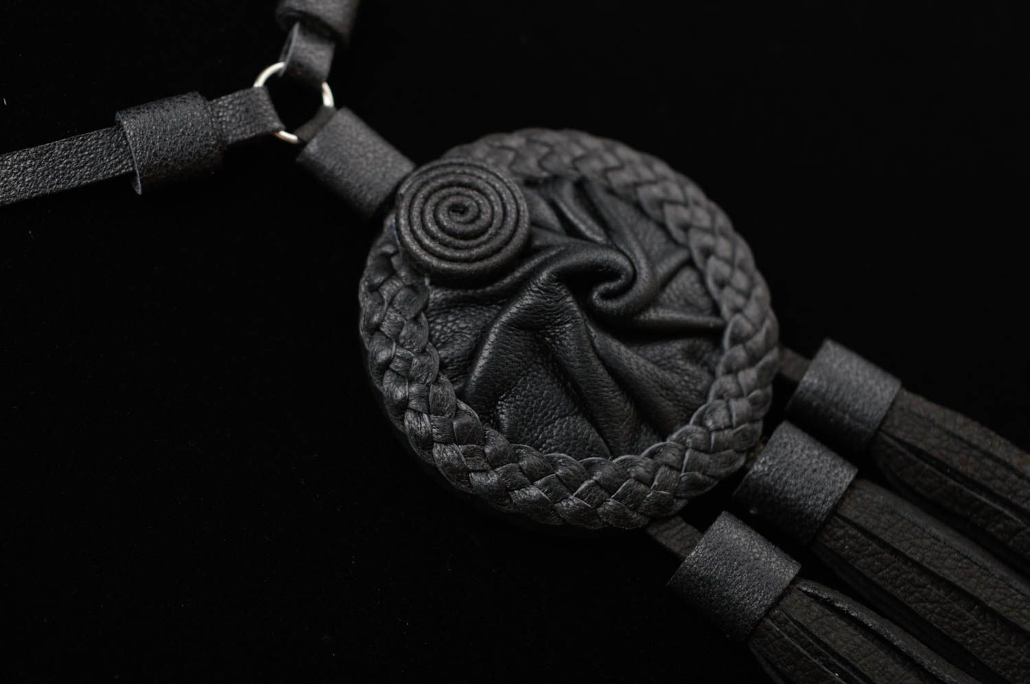 Beau pendentif fait main noir en cuir naturel accessoire dans le style ethnique photo 4