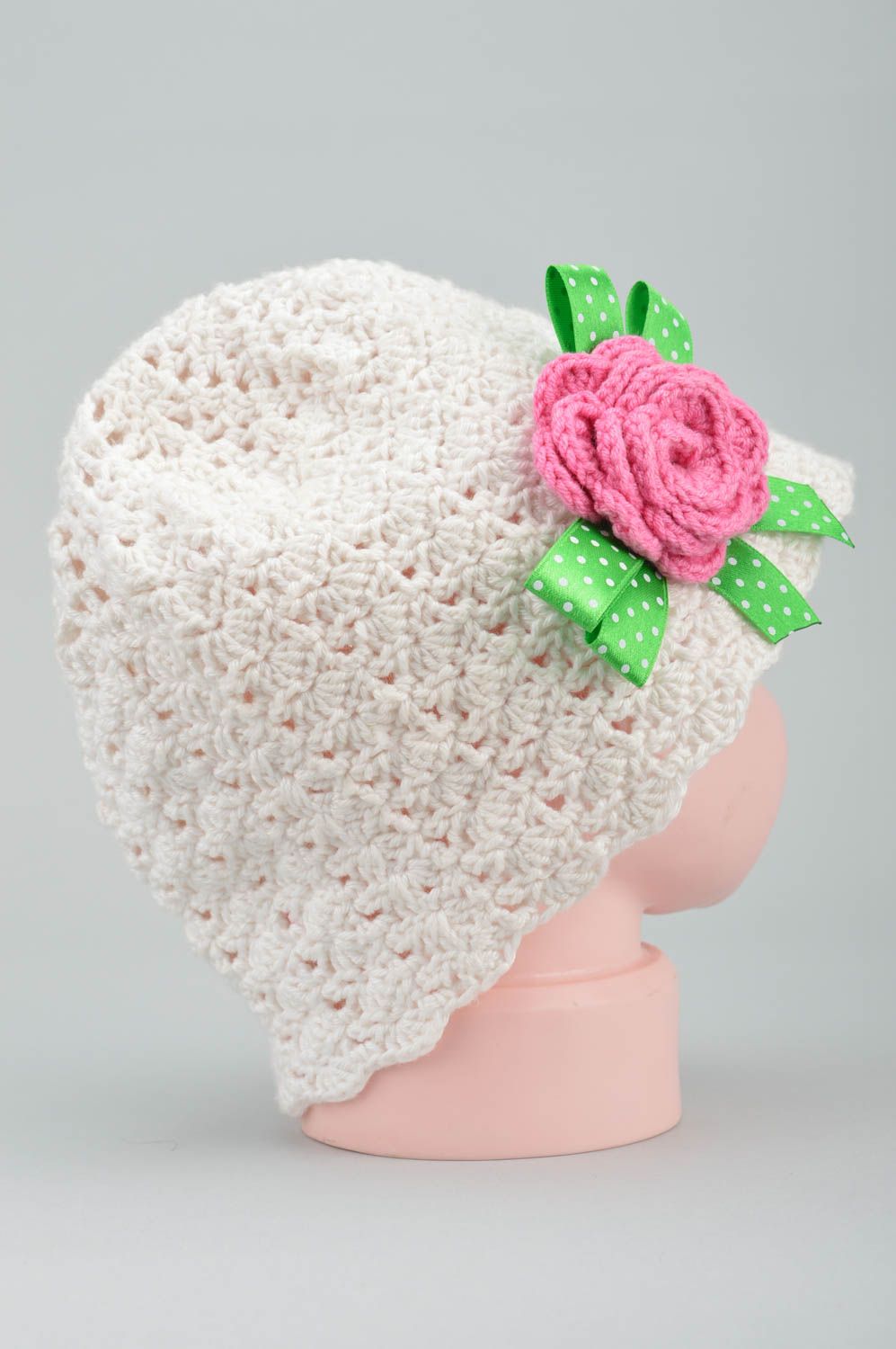 Шапка ручной вязки для девочки белая ажурная с розовым цветком красивая фото 4