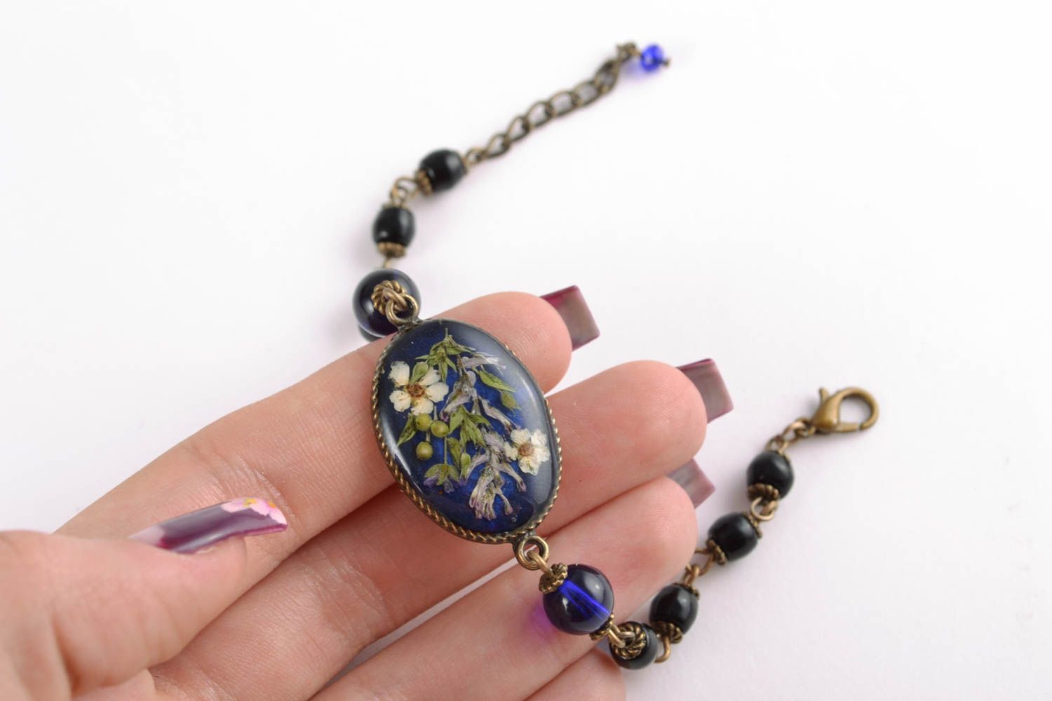 Bracelet en résine époxy et fleurs séchées fait main avec perles fantaisie photo 1