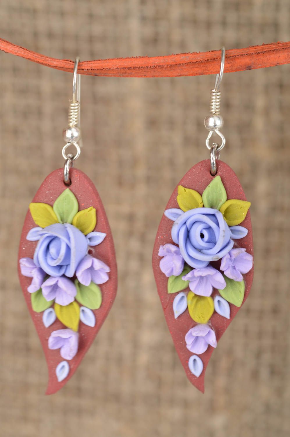 Красивые разноцветные серьги из полимерной глины Сиреневые розы для девушек фото 1