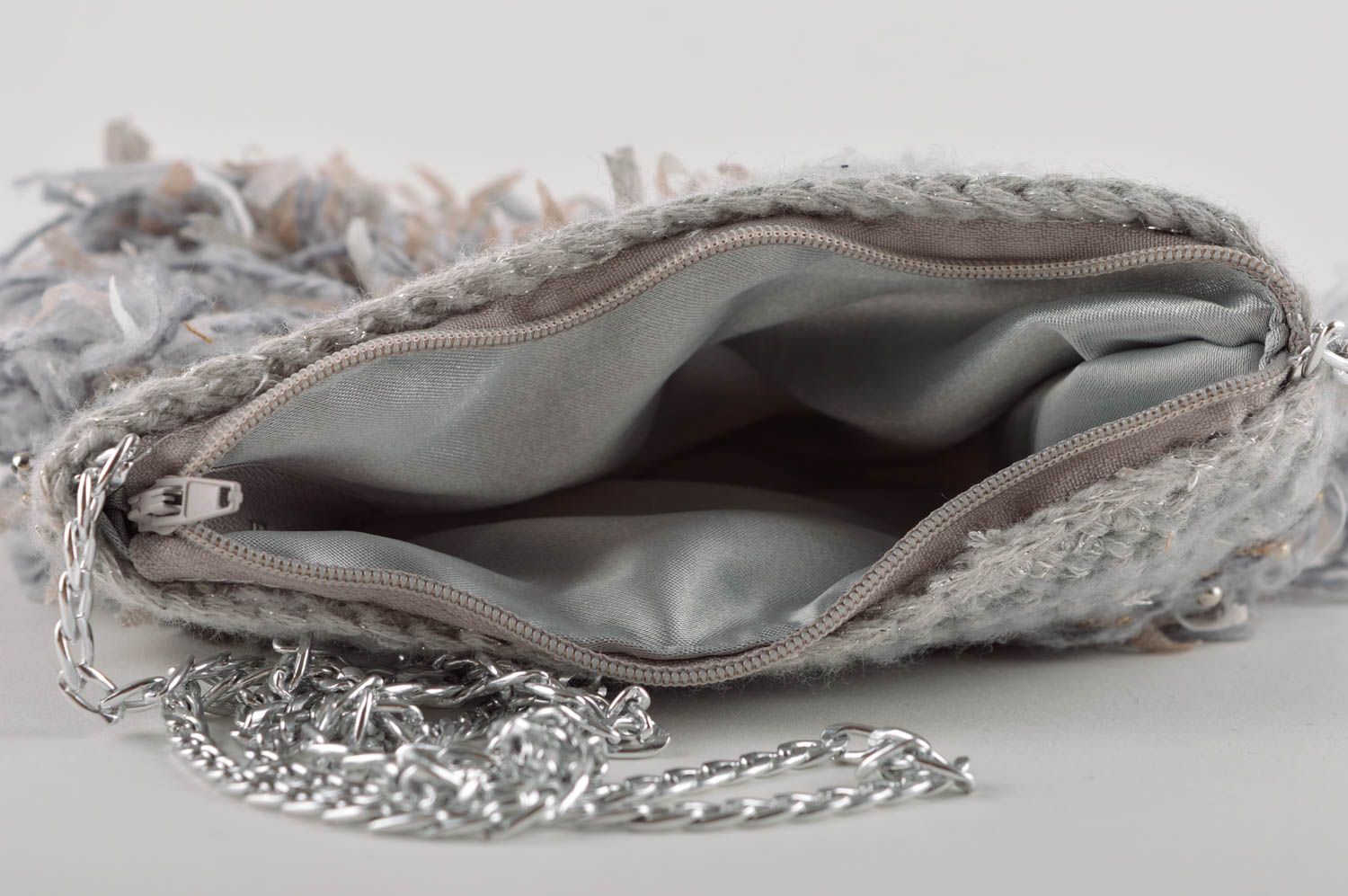 Petit Sac bandoulière fait main gris tricoté en laine Accessoire femme photo 3