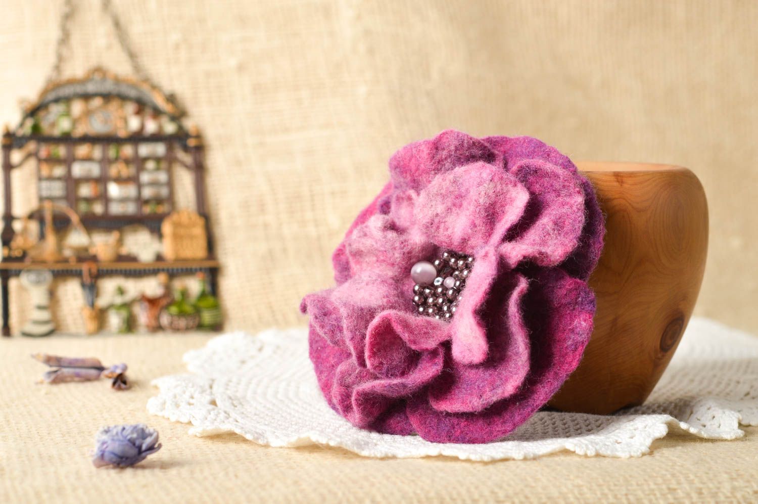 Spilla di lana fatta a mano fermacapelli in feltro accessorio originale foto 1