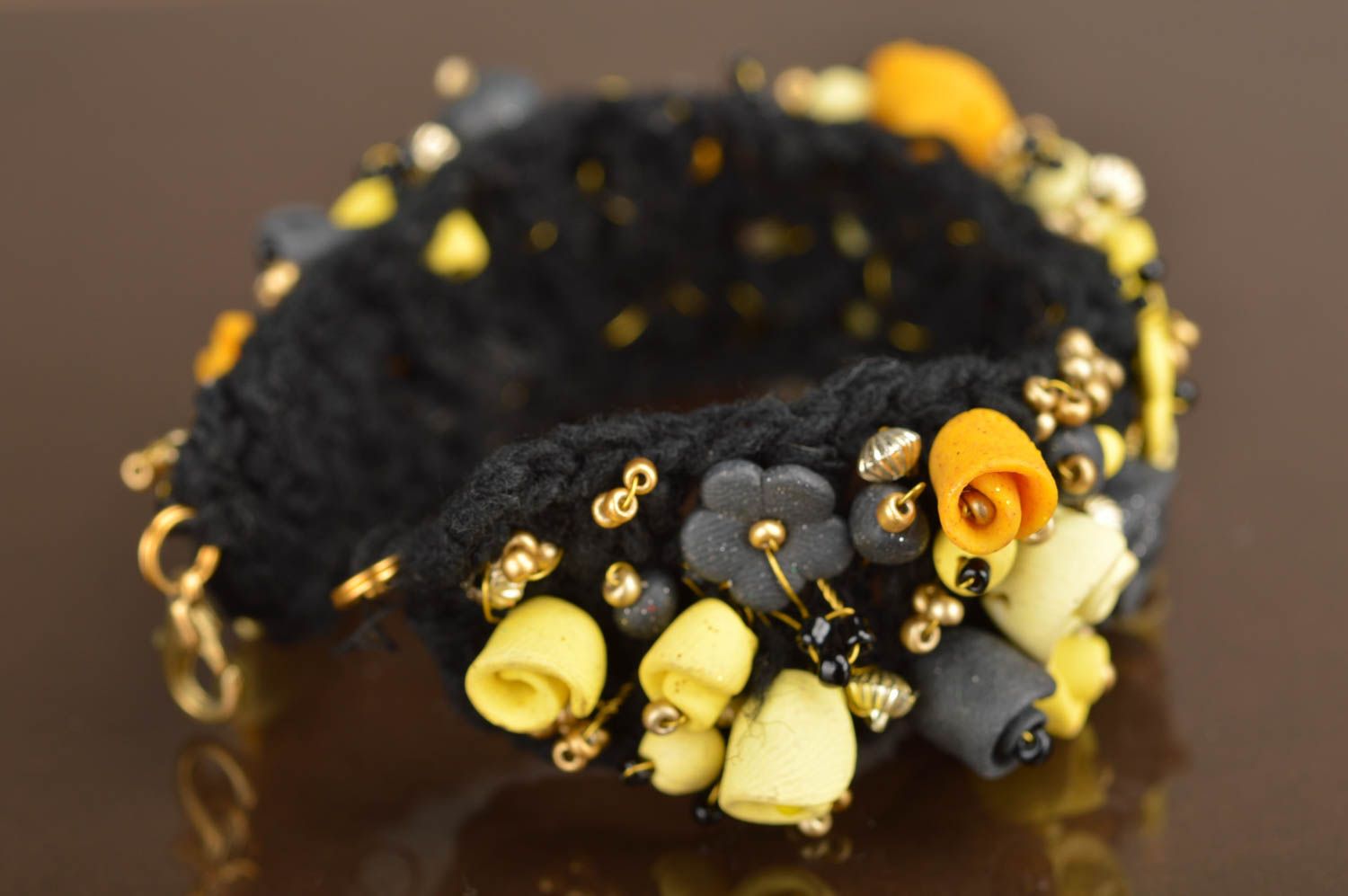 Bracelet en pâte polymère fait main design original avec fleurs jaune noir photo 5