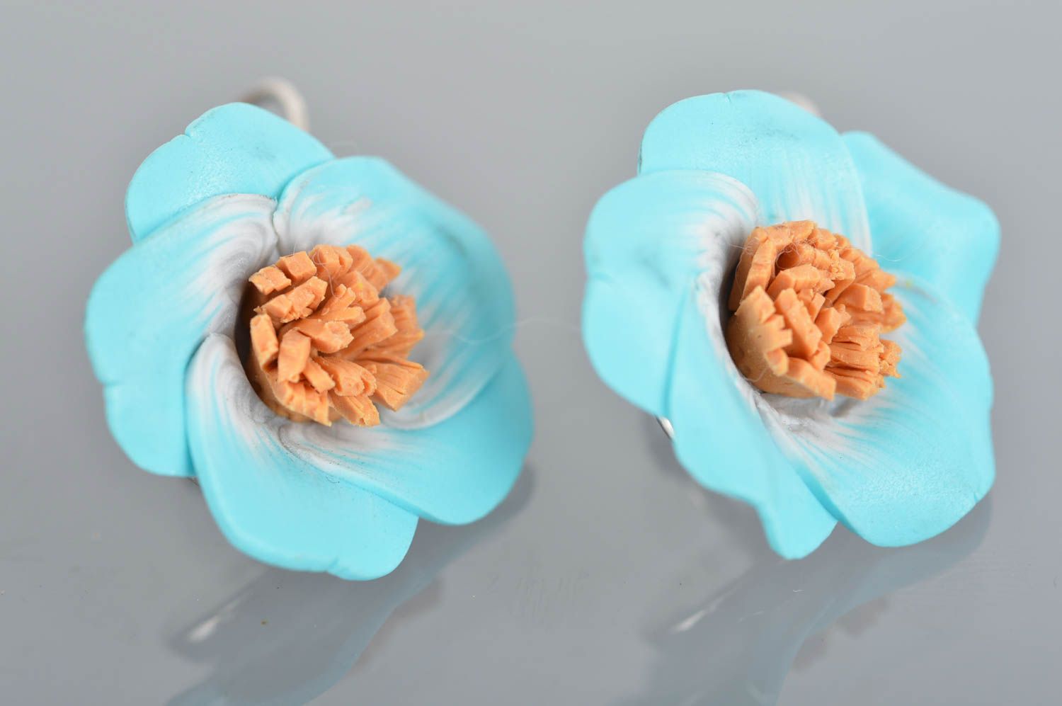 Голубые маленькие серьги с цветами ручной работы из полимерной глины хэнд мэйд фото 2