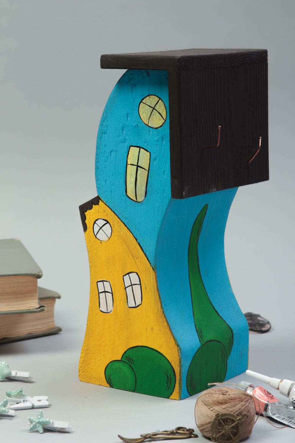 Figurine maison faite main Statuette en bois de pin bleu-jaune Décoration maison photo 1