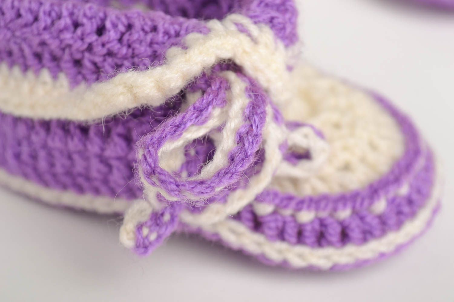 Chaussons bébé fait main en mi-laine au crochet blanc-mauve Chaussures bébé photo 3