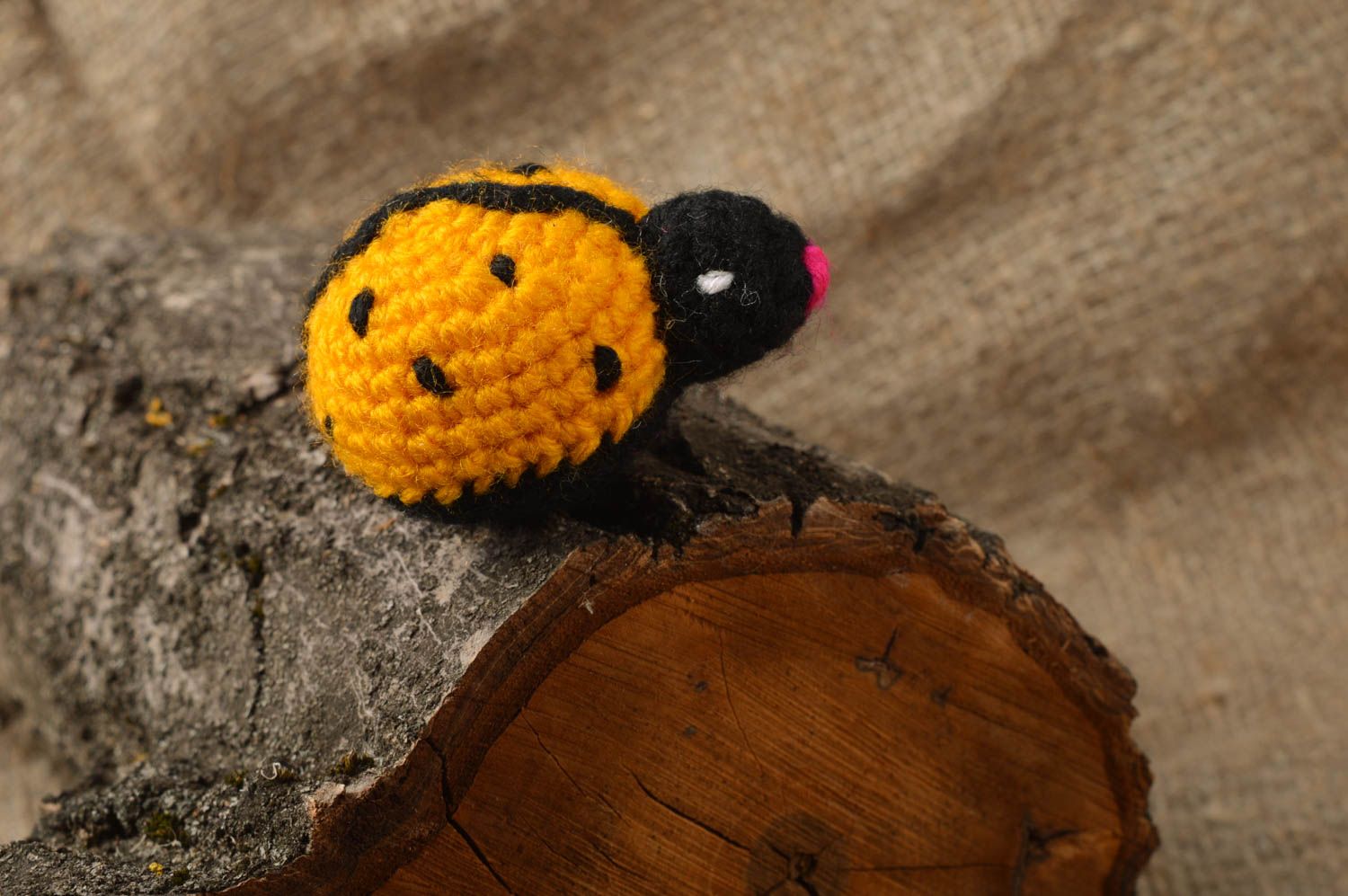 Petit jouet tricoté coccinelle jaune-noir fait main cadeau pour enfant photo 1