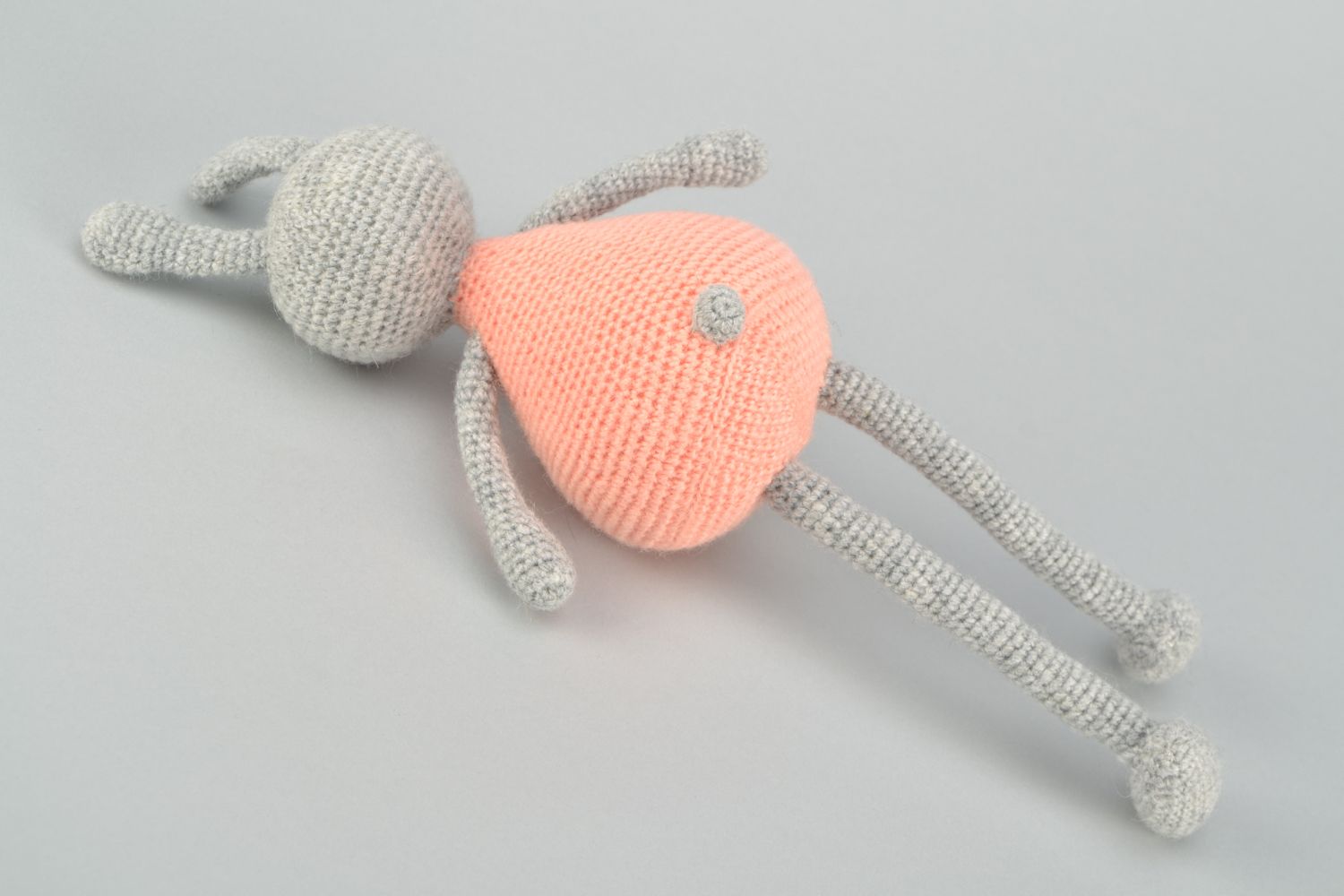 Jouet tricoté au crochet fait main Lièvre en rose  photo 4