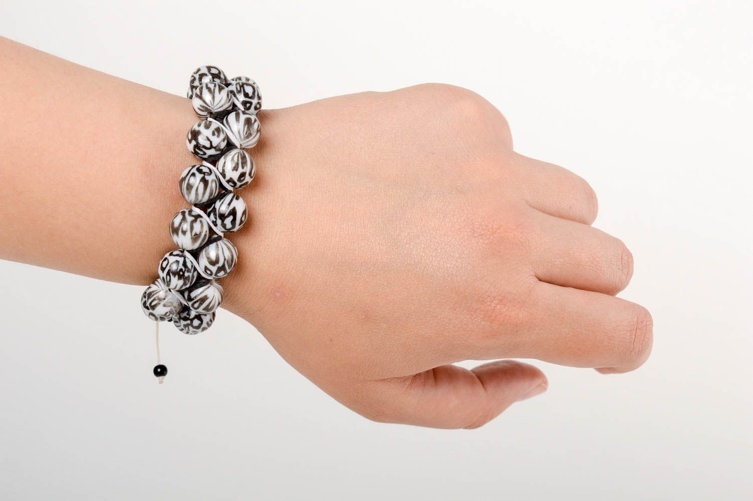 Bracelet en perles plastiques technique de macramé fait main blanc noir photo 5