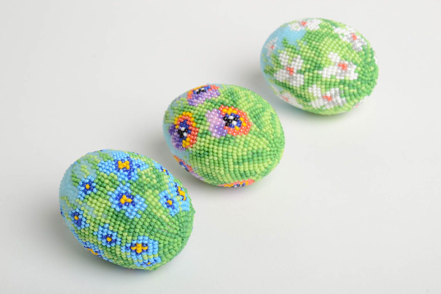 Яйца из бисера пасхальные сувениры ручной работы декоративные элементы набор  фото 2
