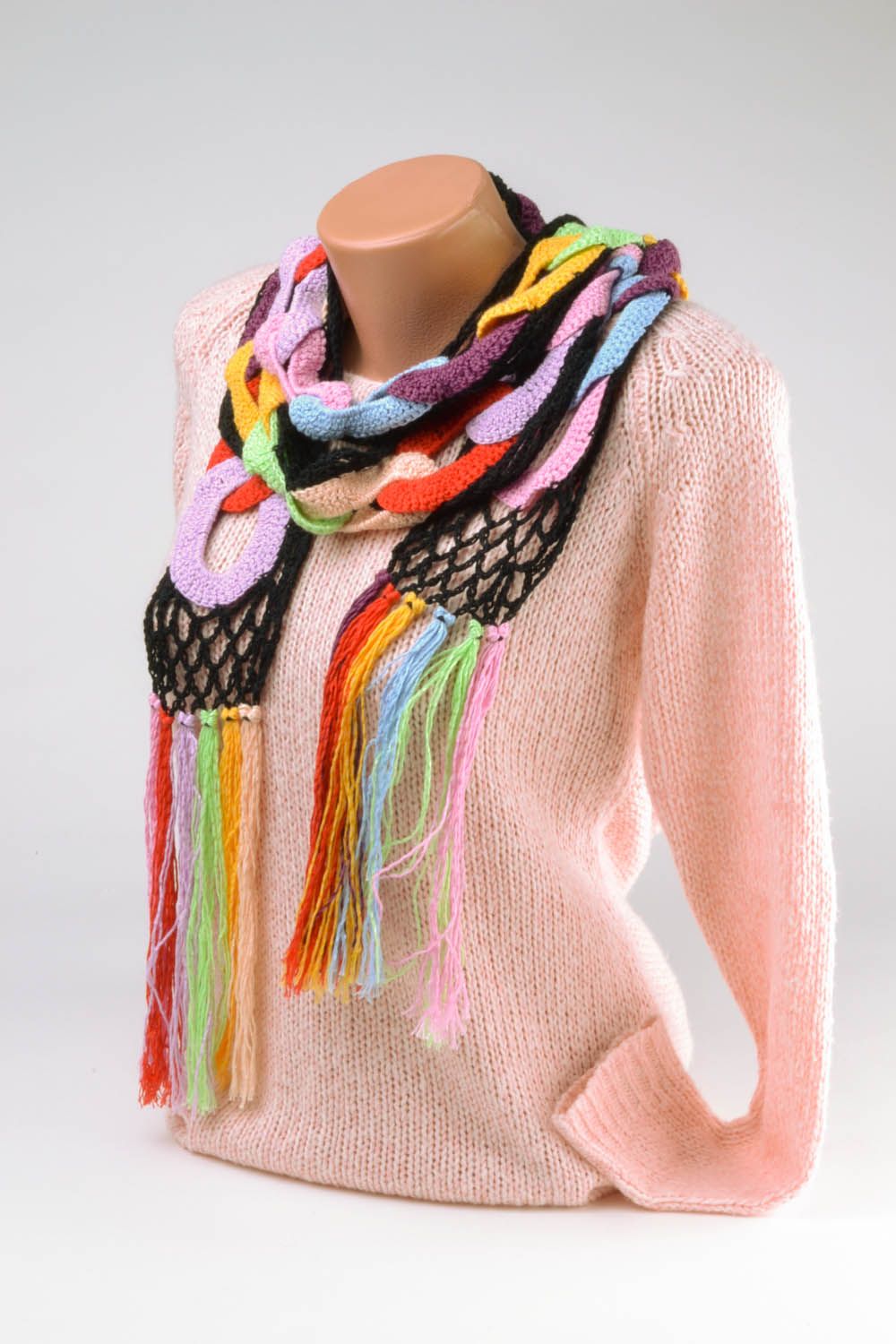 Разноцветный вязаный шарф фото 2