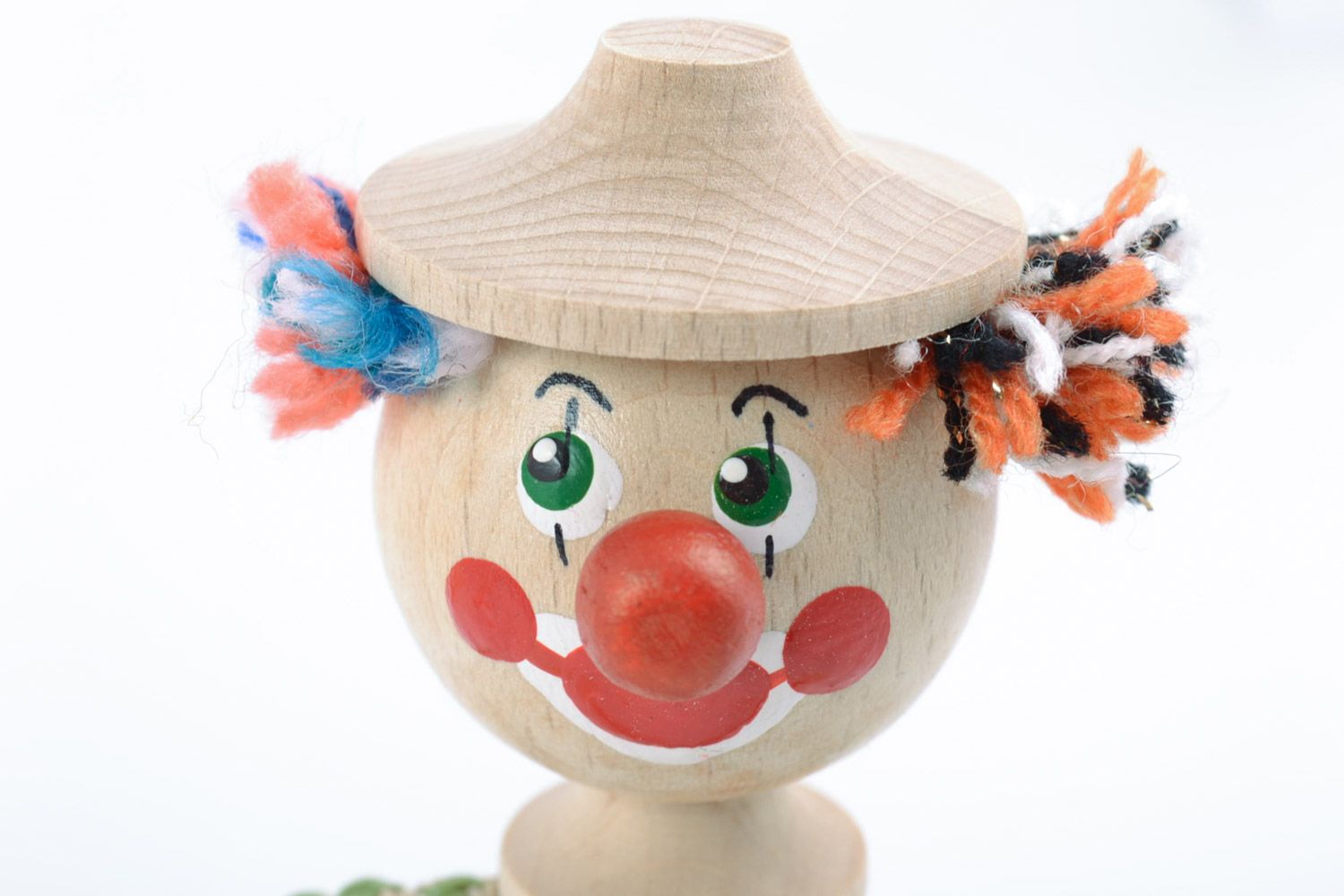 Handgemachtes interessantes Spielzeug aus Holz Clown im Hut mit Bemalung für Kinder foto 3