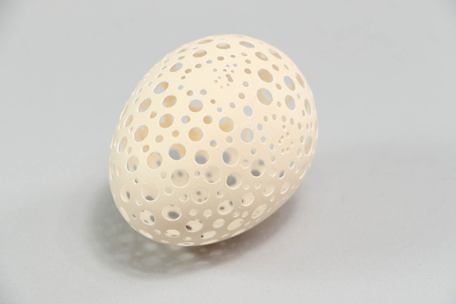 Ovo para interior decorativo da Páscoa feito à mão da casca ovo com esculturas  foto 2