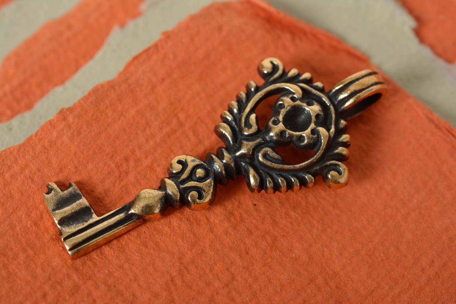 Pendentif clef en bronze pour bracelet fait main original bijou de créateur photo 2