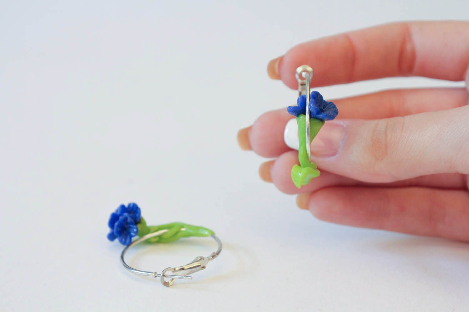 Blaue Ohrringe mit Blumen aus Polymerton foto 5