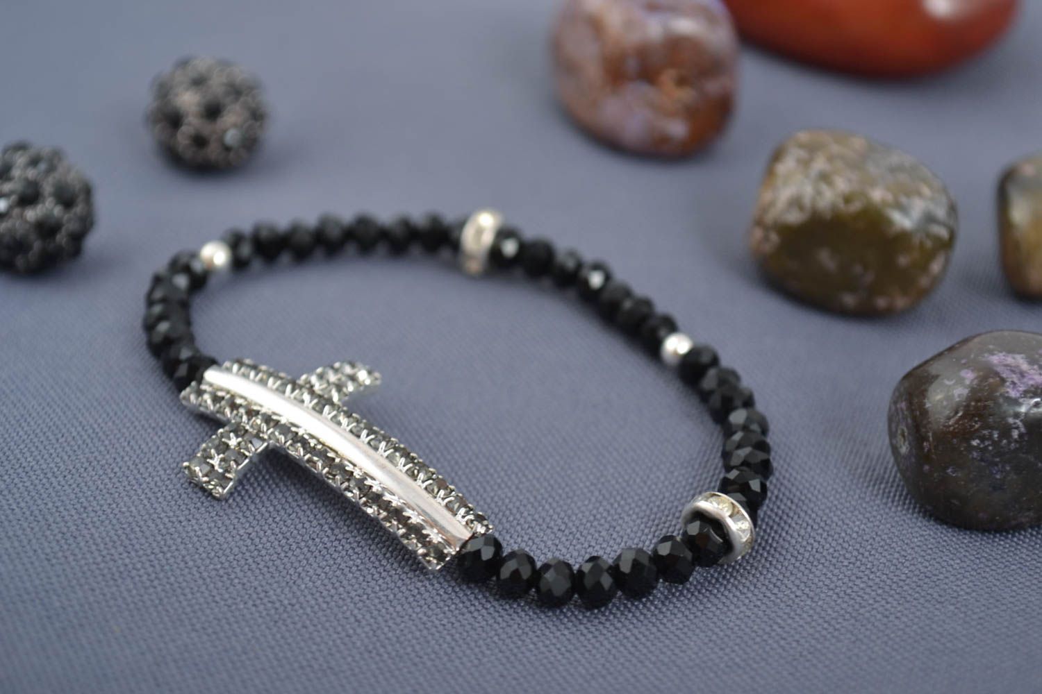 Bracelet noir Bijou fait main Accessoire femme croix élastique perles cristal photo 1