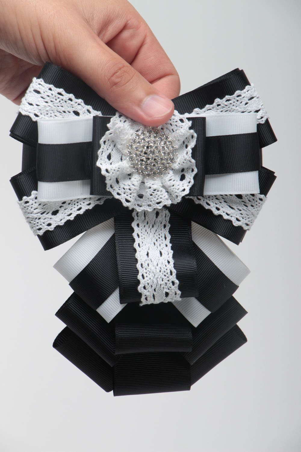 Grande broche jabot avec noeud noir blanc en reps et dentelle faite main photo 5