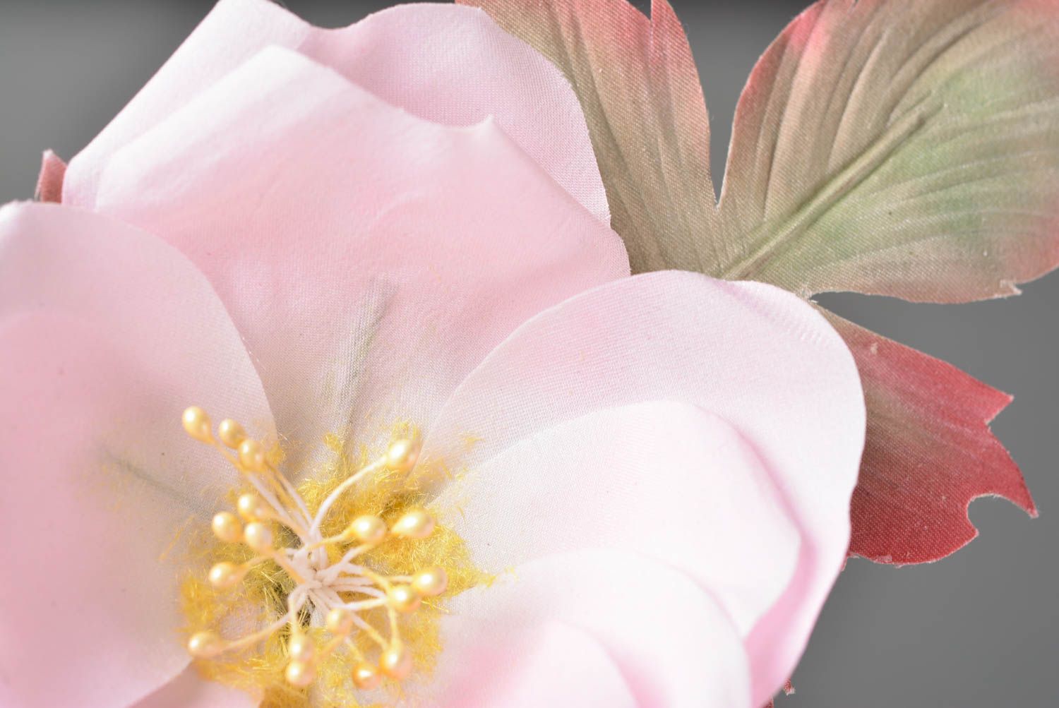 Брошь из фоамирана ручной работы красивая с цветком женская нежная розовая фото 3