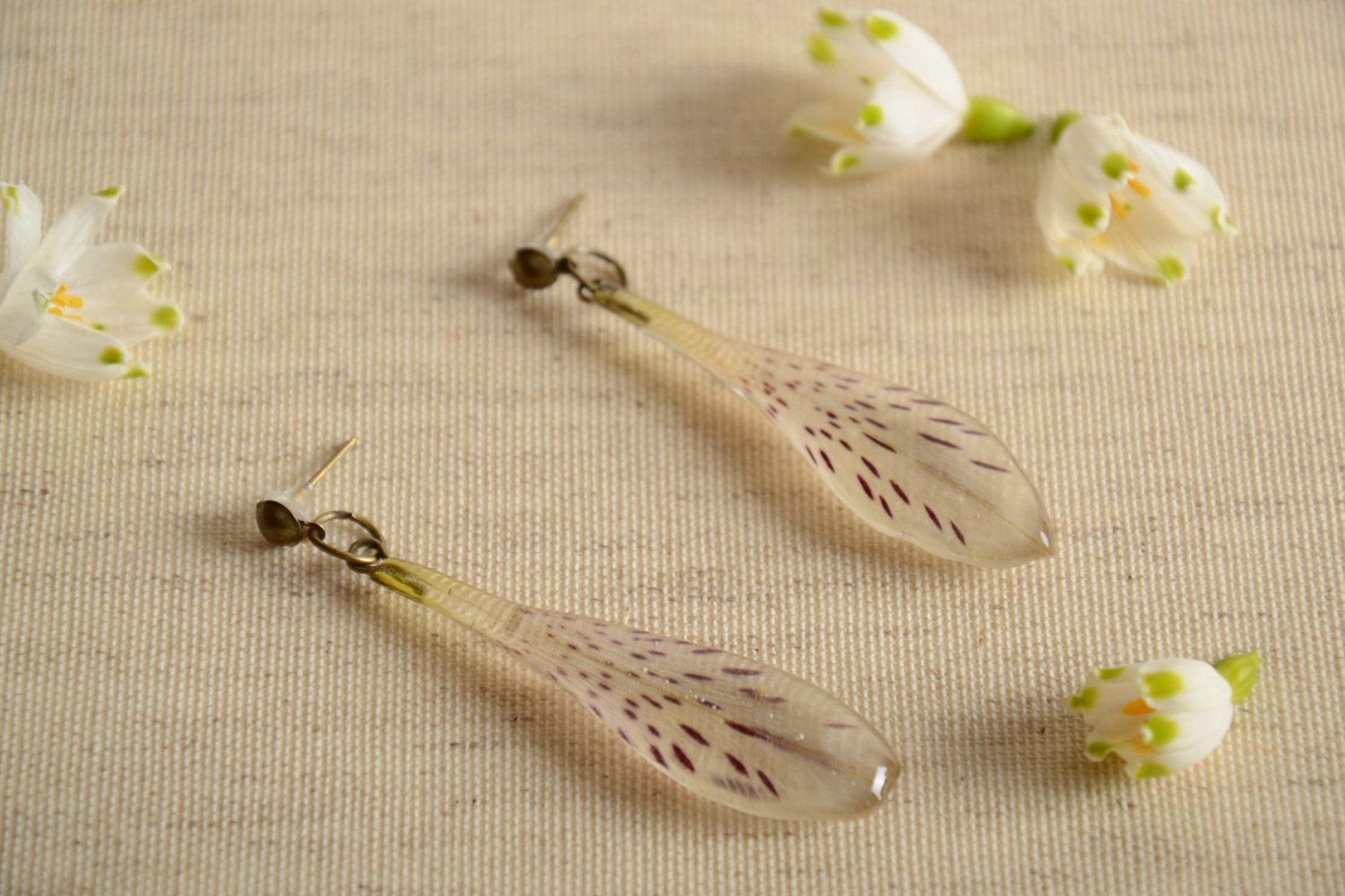 Handmade long botanical earrings with flower petals coated with epoxy photo 1
