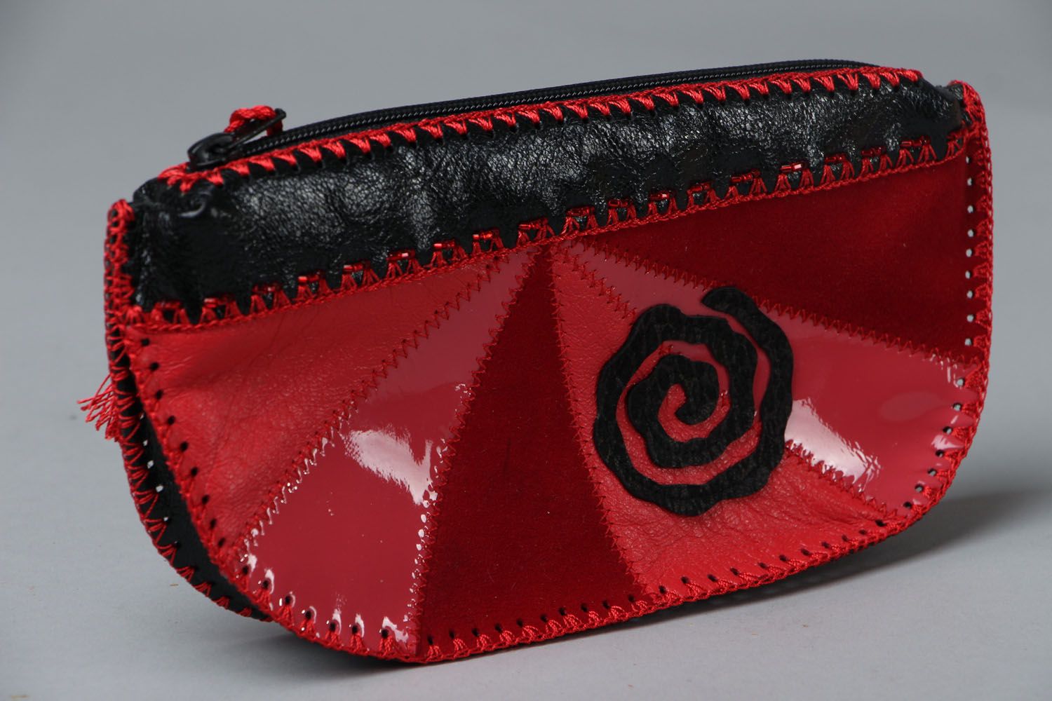Red leather cosmetic bag photo 1