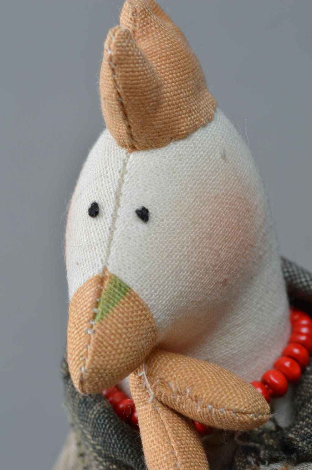 Künstlerisches handmade Kuscheltier aus Stoff Osterhuhn Baumwolle foto 3