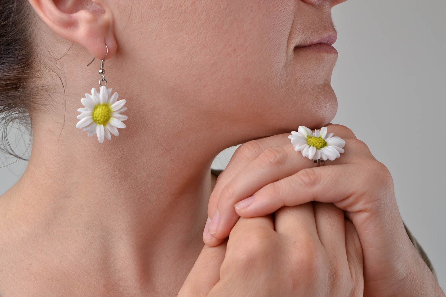 Beautiful tender nice unusual handmade polymer clay daisy earrings and ring set photo 2