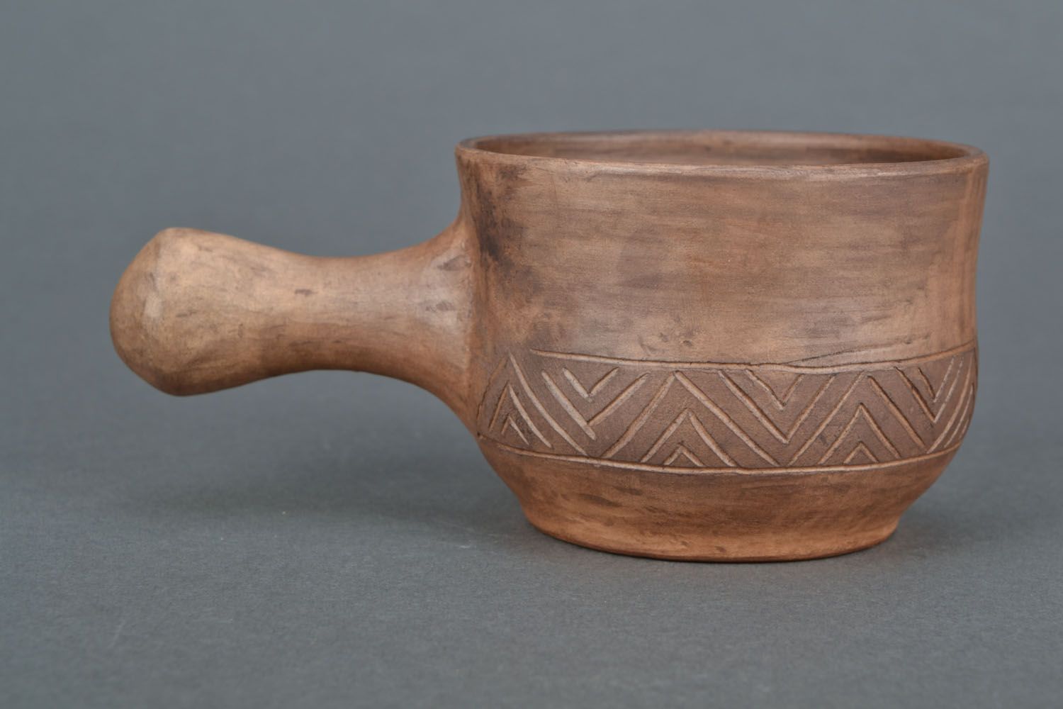 Tasse céramique faite main originale brune avec longue anse de style ethnique photo 3