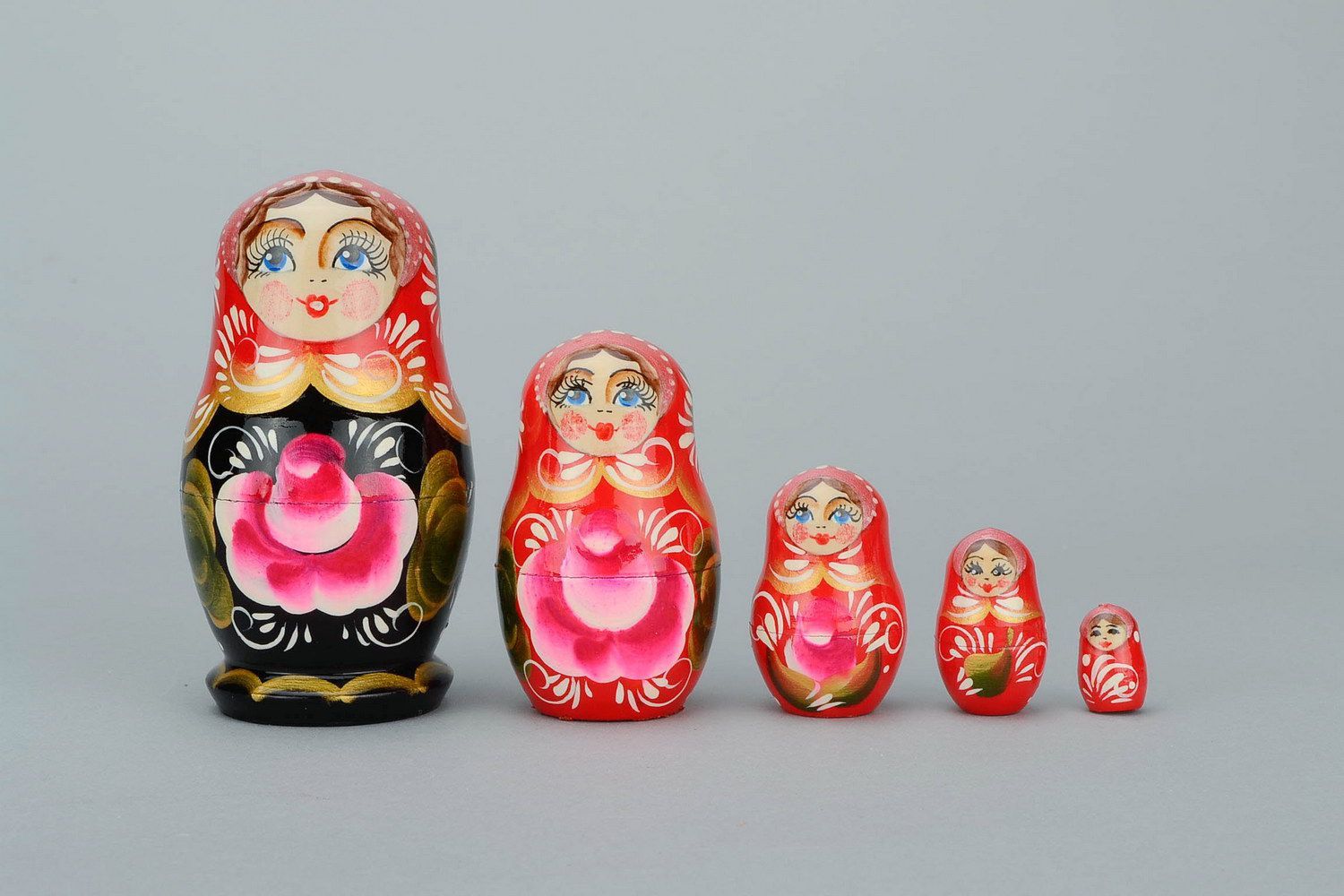 Matrioshka con cinco muñecas Rosa que florese foto 4