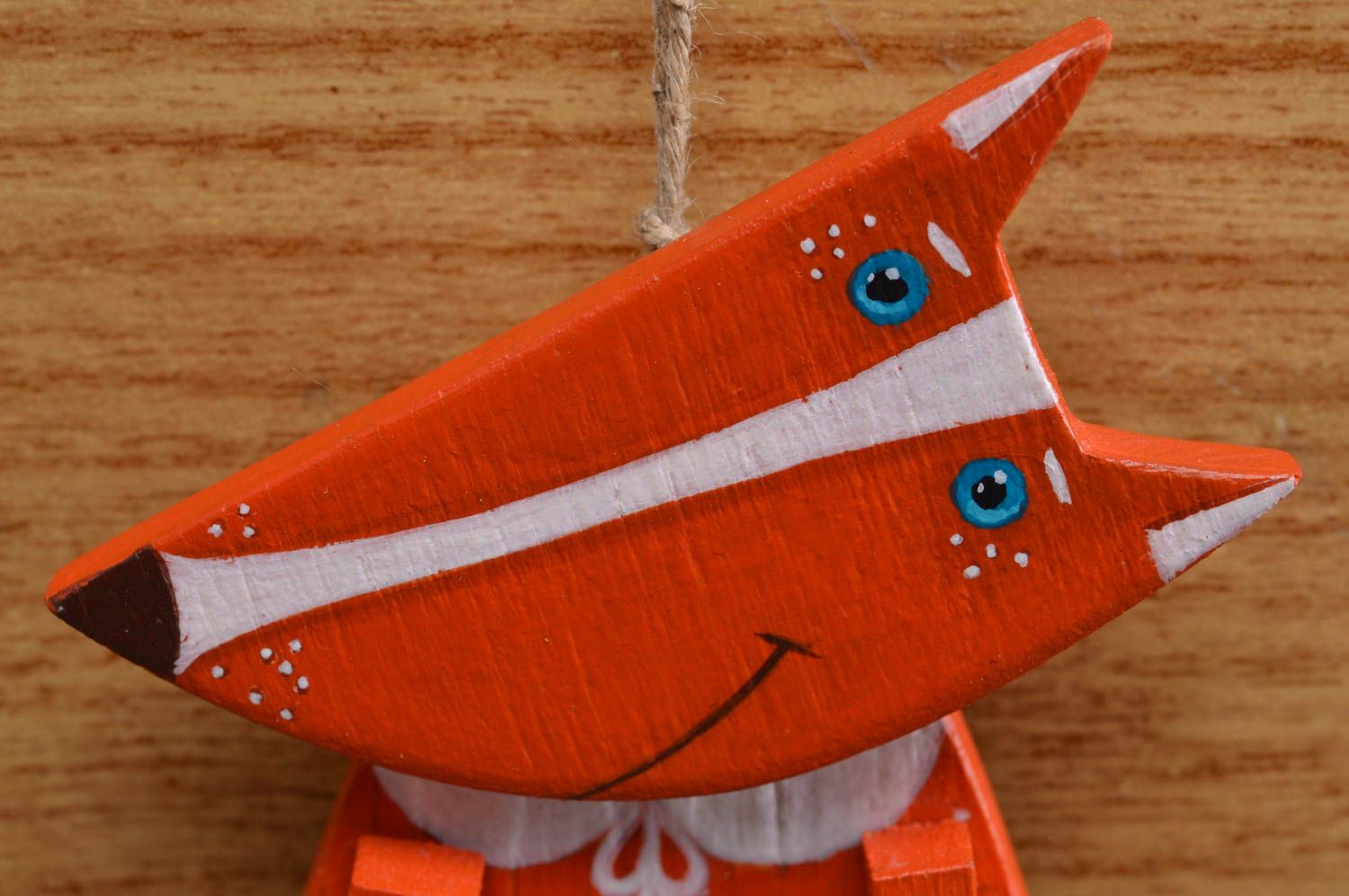 Suspension décorative jouet peint en forme de renard roux en bois faite main photo 2