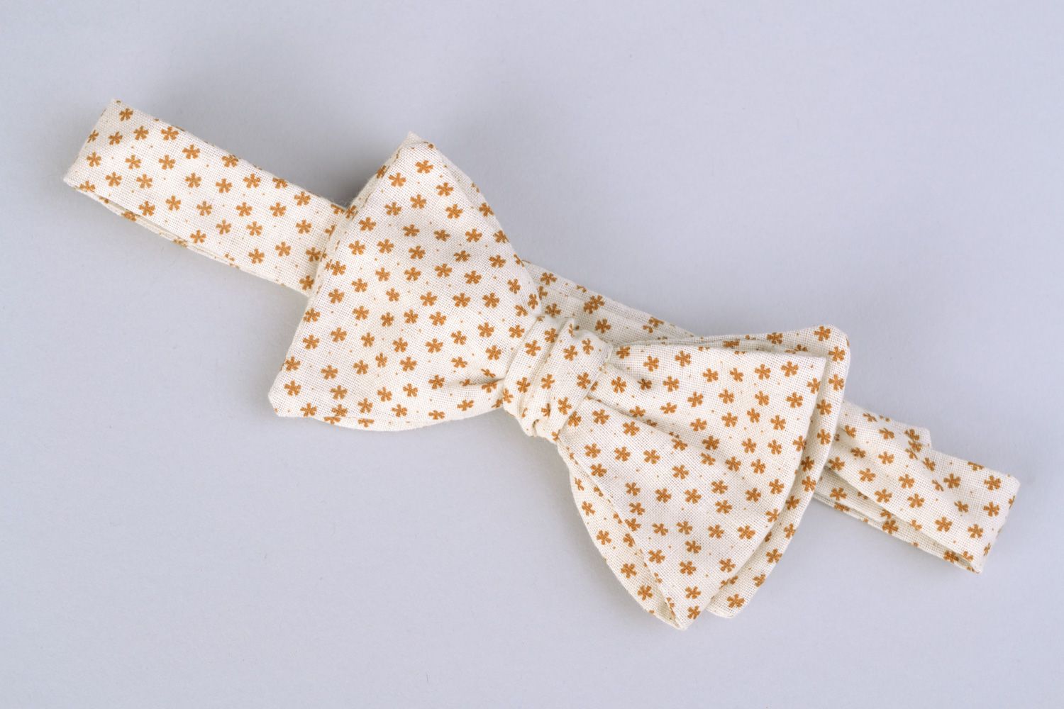 Light handmade bow tie sewn of American cotton with tender floral pattern unisex photo 5