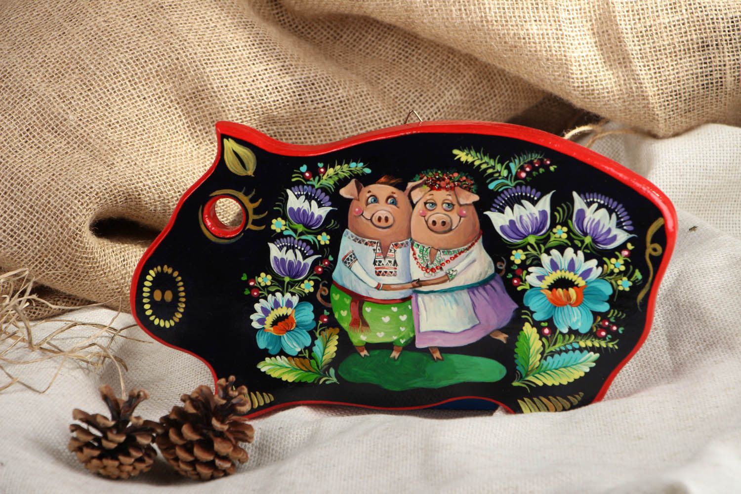 Tábua de corte decorativa feita à mão em forma de um porco de madeira e pintada foto 5