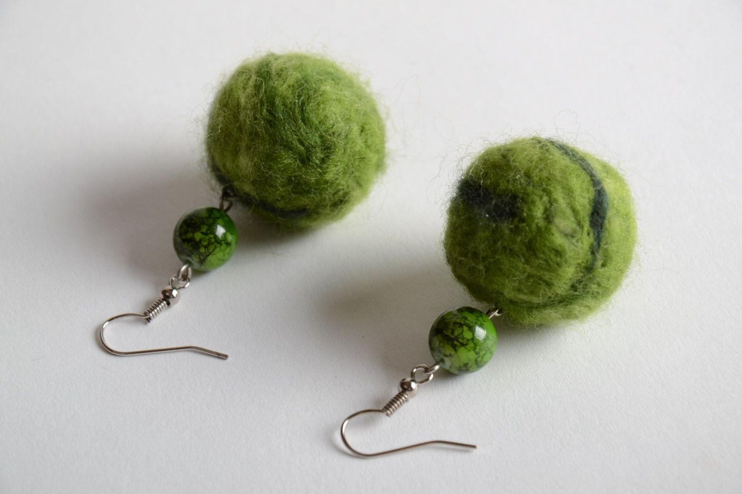 Boucles d'oreilles boules en laine feutrée de mérinos faites main vertes photo 3