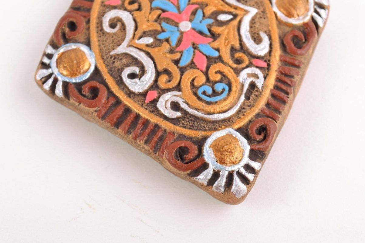 Colgante de arcilla artesanal con forma de rombo pintado con acrílicos  foto 3