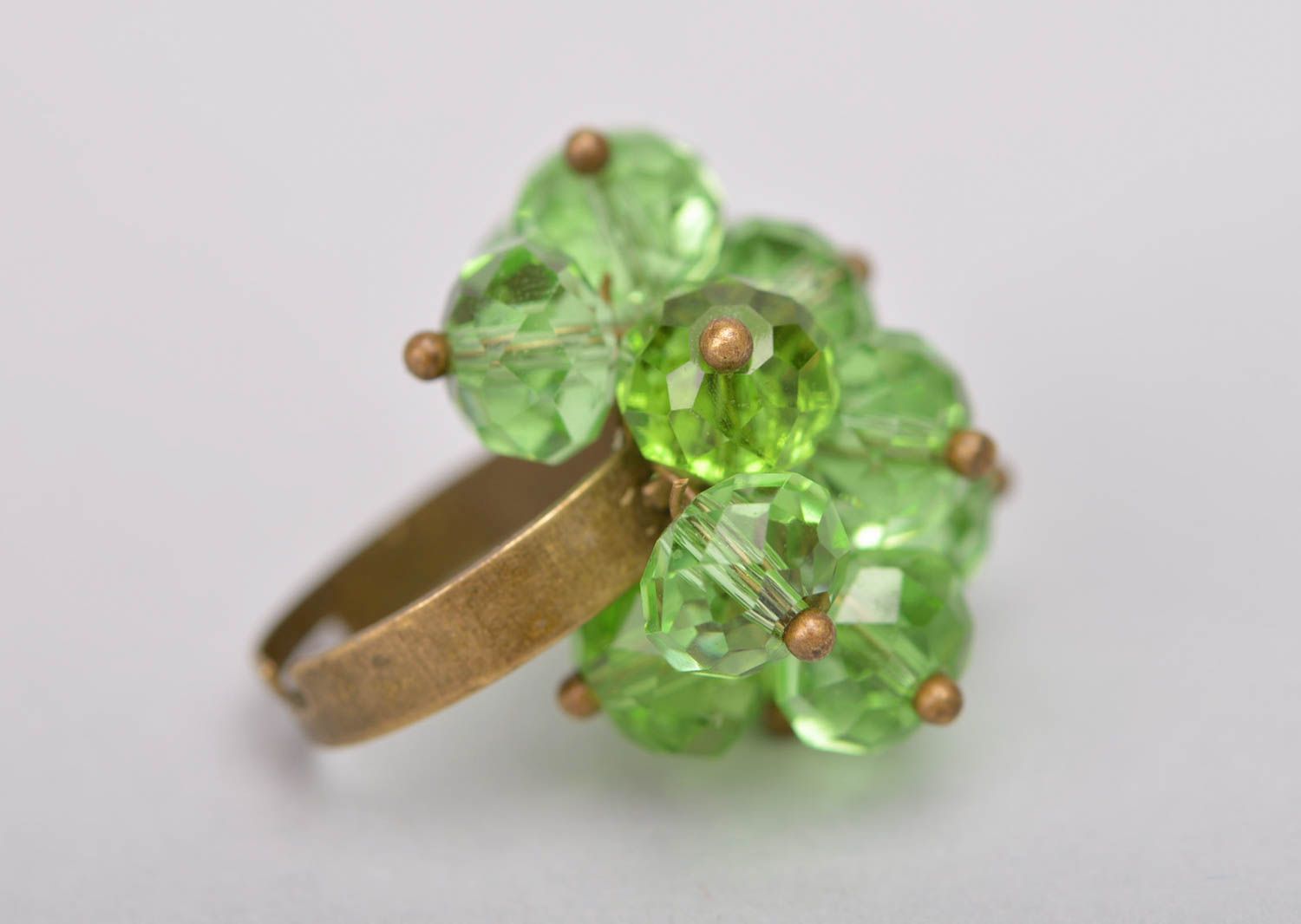 Кольцо из граненых бусин зеленое нежное красивое женское нарядное ручной работы  фото 4