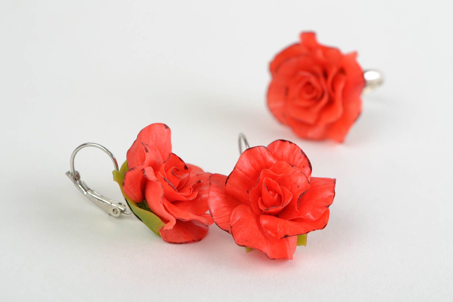Schmuckset mit Blumen in Rot Ohrringe und Ring aus kaltem Porzellan handmade  foto 4