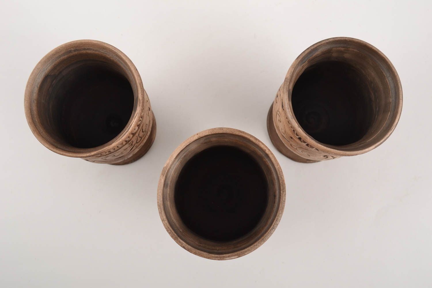 Vasos de cerámica en pie hechos a mano conjunto de tres artículos hermosos
 foto 2