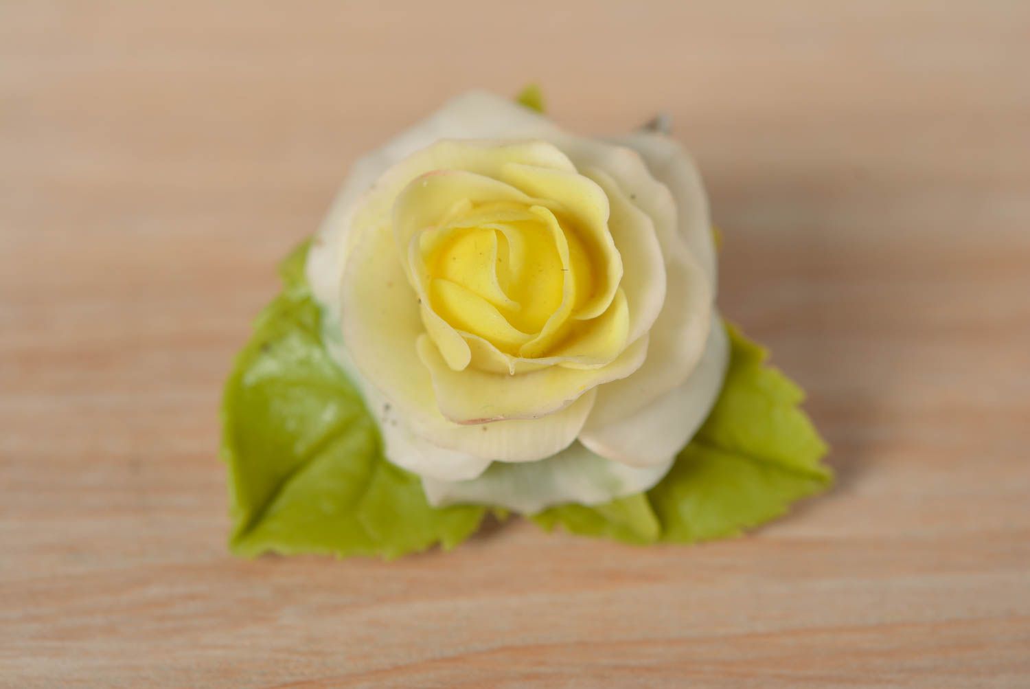 Pendientes con flores de rosas blancas hechos a mano de arcilla polimérica  foto 4