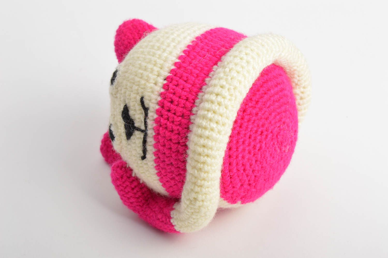 Смешная круглая игрушка крючком в виде кота розовая с белым ручной работы фото 5