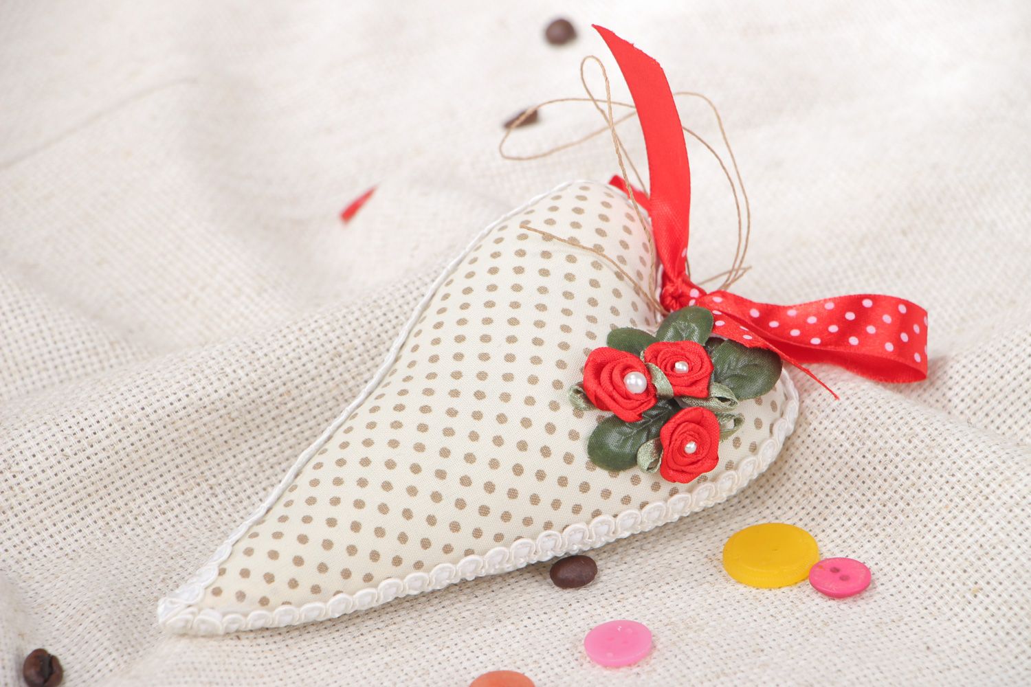 Petite décoration en tissu à suspendre faite main coeur blanc à pois avec fleurs photo 5