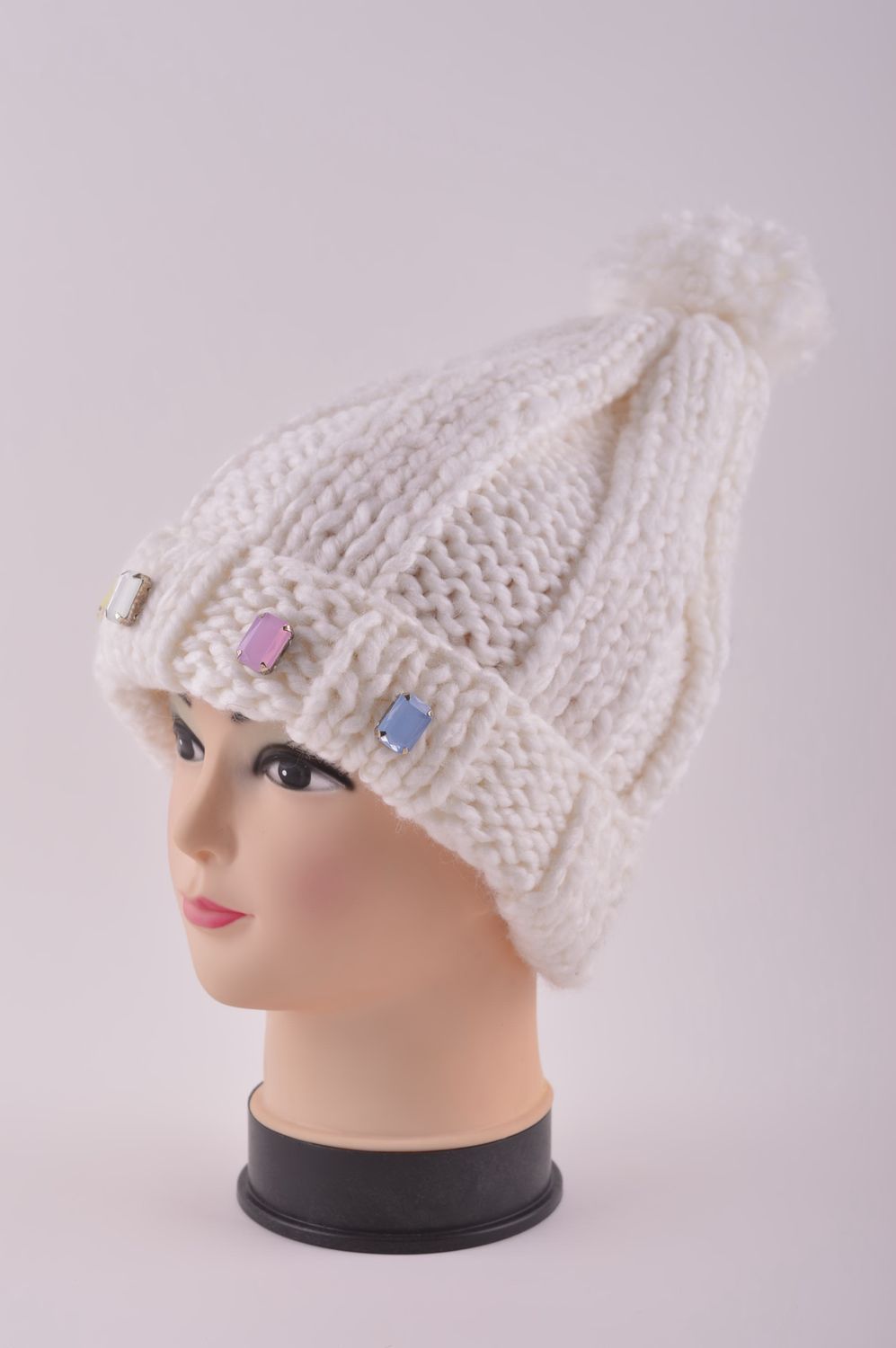 Головной убор хэнд мэйд зимняя женская шапка белая с бусинами зимняя шапка фото 2