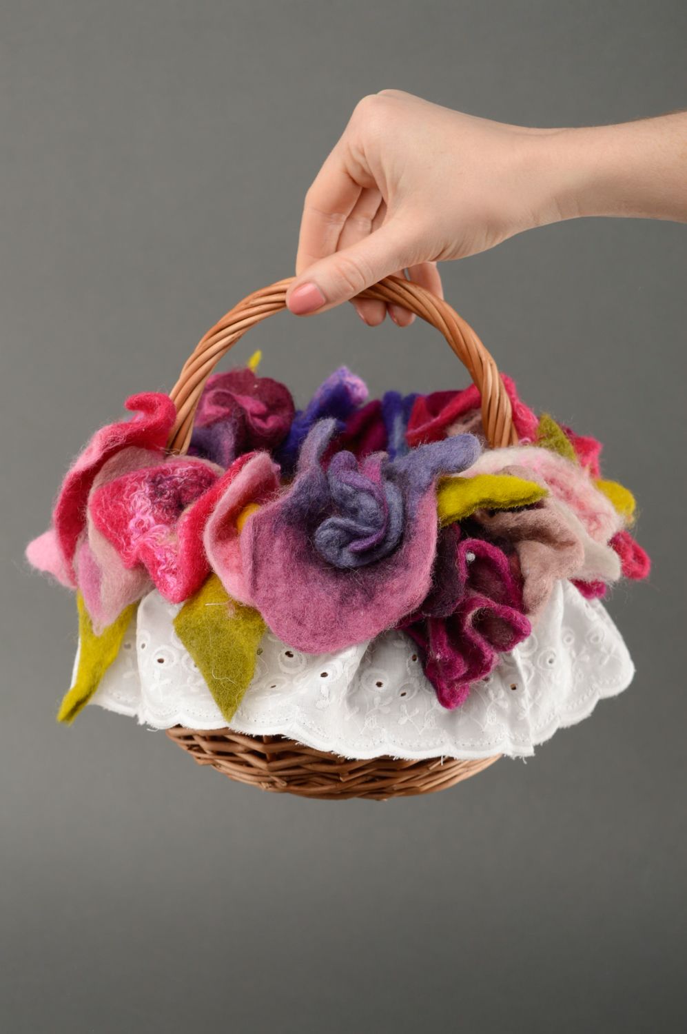 Panier tressé avec fleurs en laine feutrée photo 2
