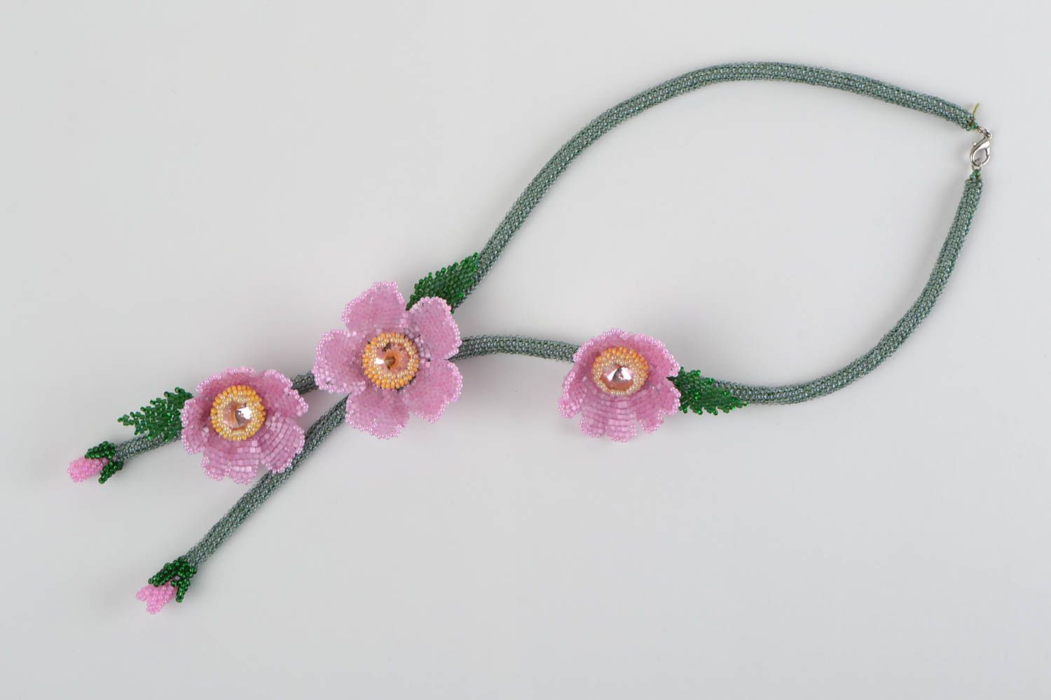 Collier en perles de rocaille tchèques vert avec fleurs roses fait main long photo 3